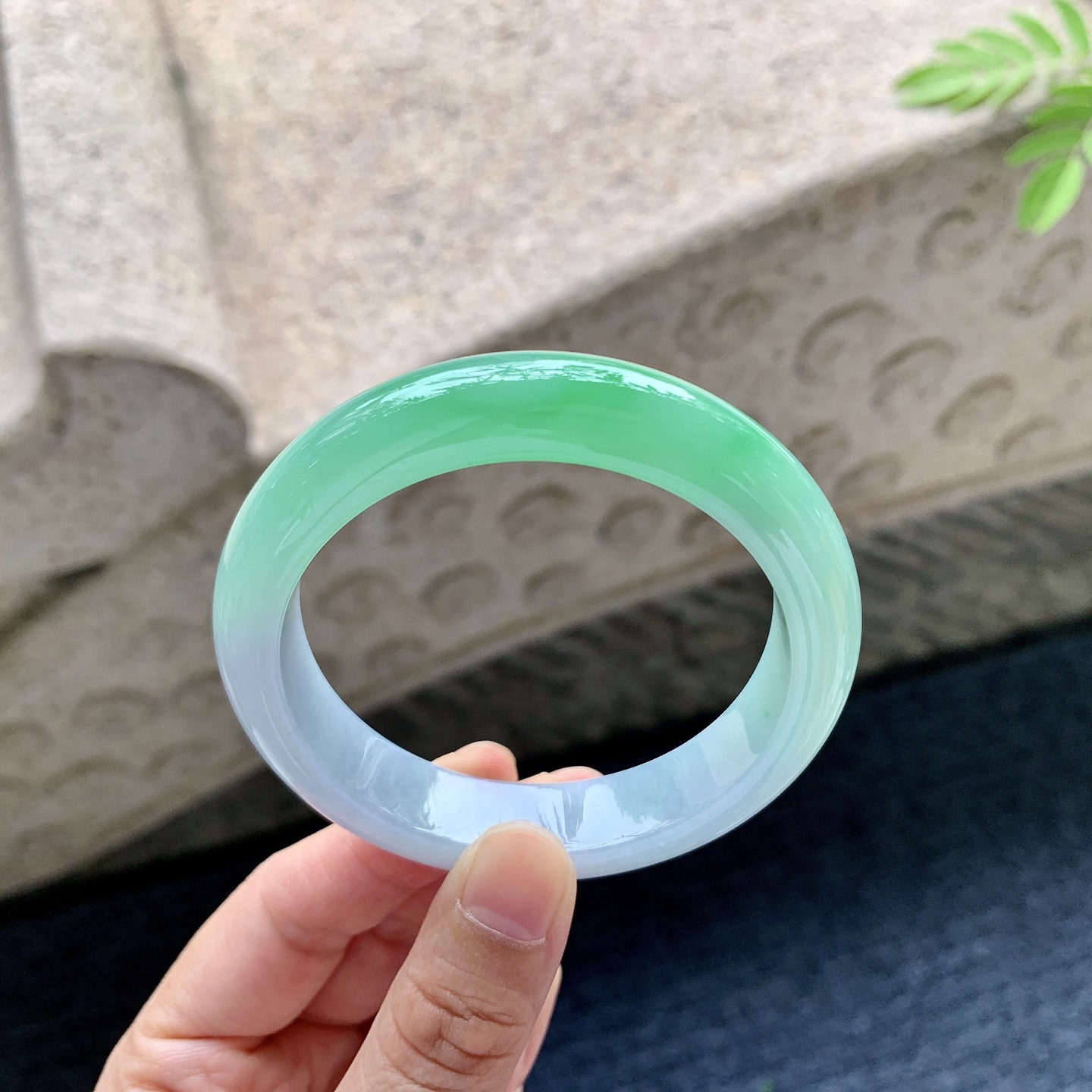 正圈53 54 圈口54.7/12.3/8.4 编码A6092508 冰糯春彩，阳绿，水润，种老，细腻，无裂