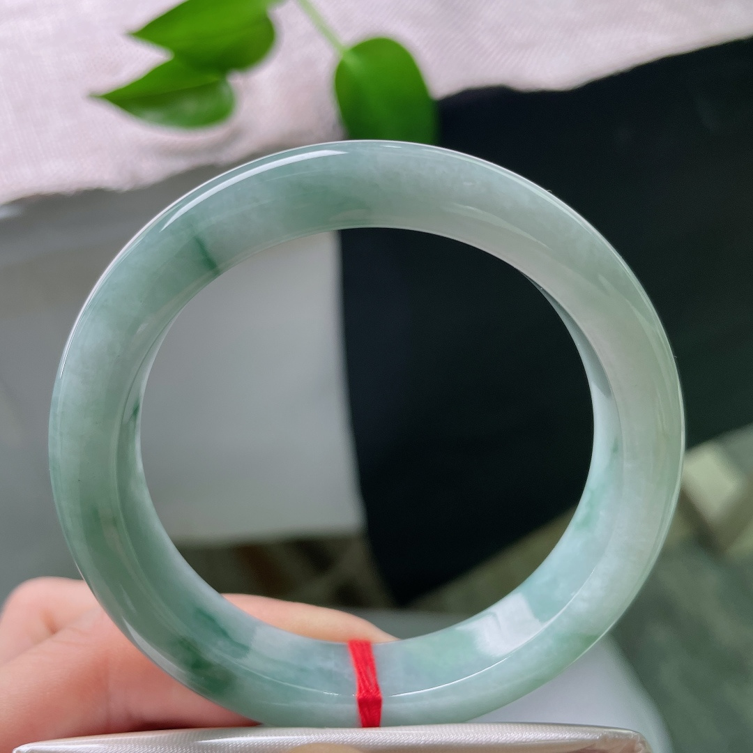 55.8/12.2/8.8，飘花正圈，棉线，玉底水润细腻，飘花若隐若现，有种雾里看花的朦胧小乐趣，上手优雅大方，ss59343a