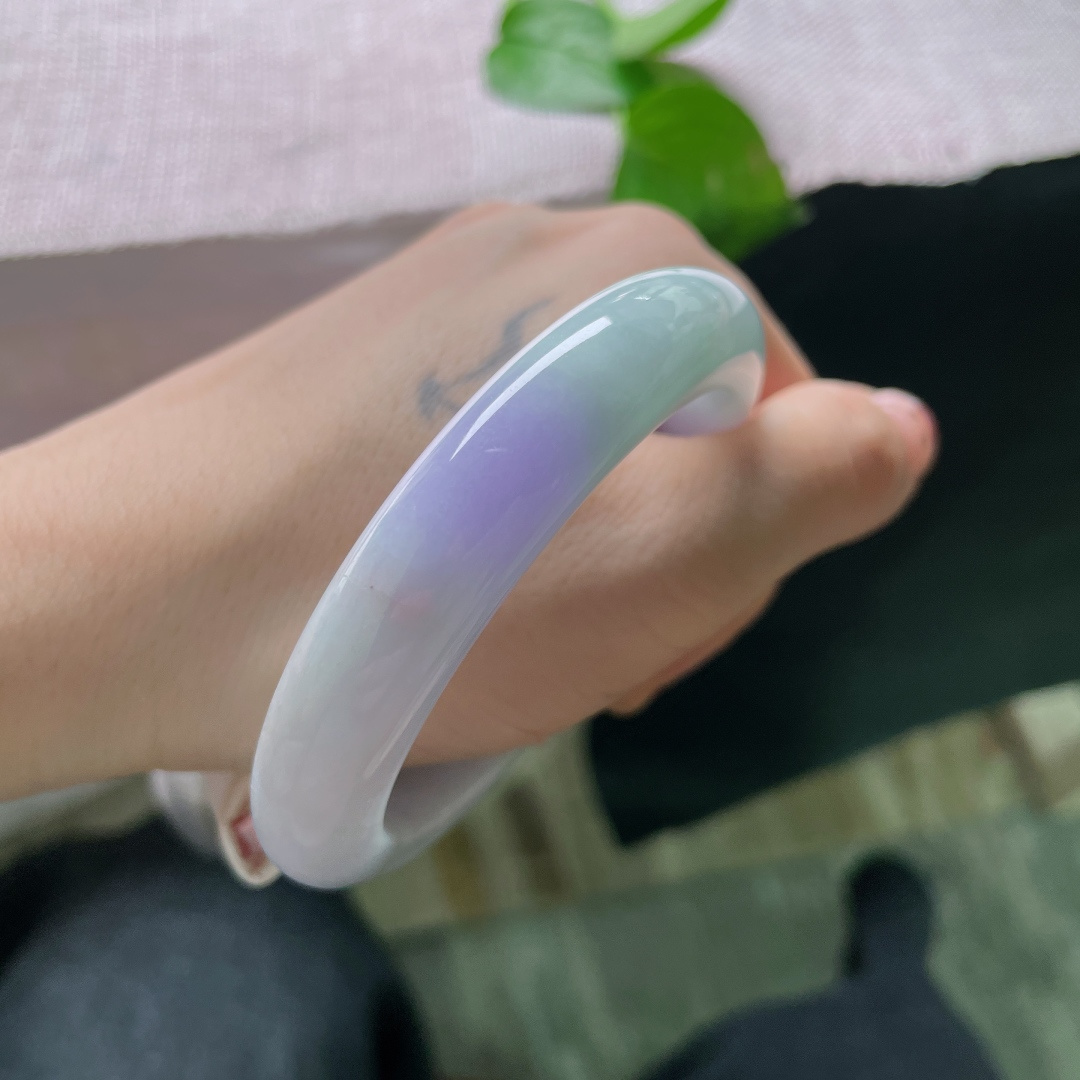 56/12.3/9.5，春彩正圈，紫绿双色柔和相间，质地温润细腻，自带温柔氛围感，上手百搭好看，有裂，ss58936a
