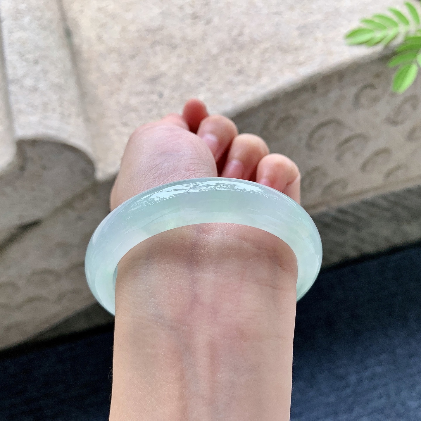 正圈54 55 圈口55.8/12.5/8.2 编码G6092526 冰糯飘绿，清透，水润，种老，细腻，无裂