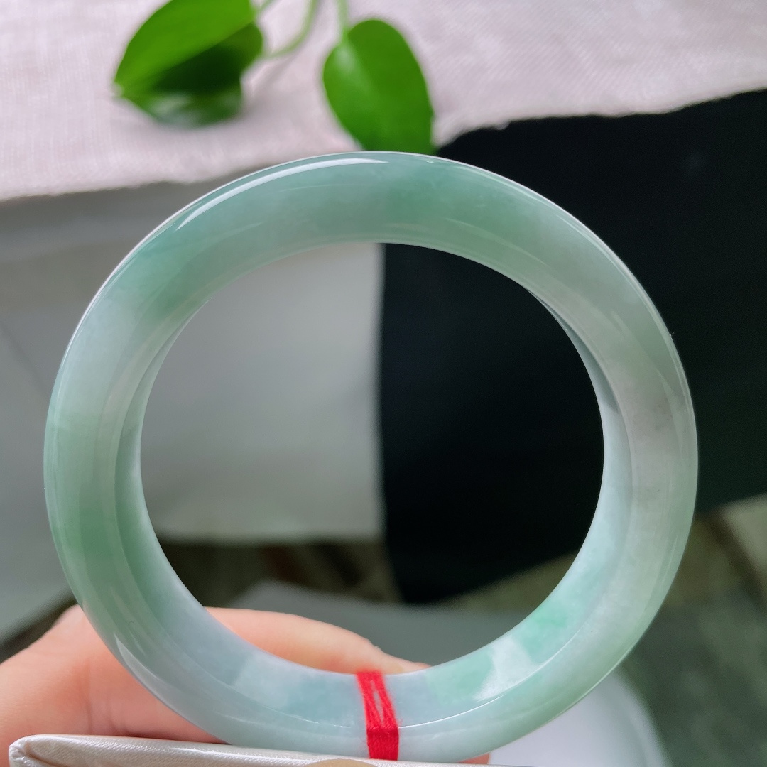 54.2/11.9/8.7，蓝底正圈，晶体，玉质冰润细腻，满圈清润湖绿色调，水头通透，平安镯型端庄大气。ss59264a