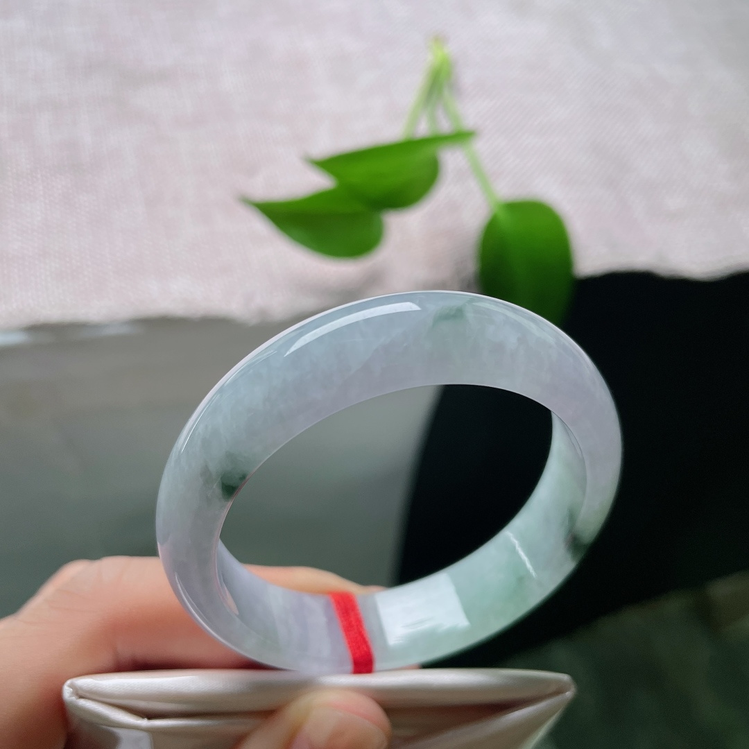53.4（47.7）12.3/6.4，春彩贵妃，晶体，清透冰底衬写意墨绿飘花，虚实相映，如山水入玉，诗意悠远。ss59551a