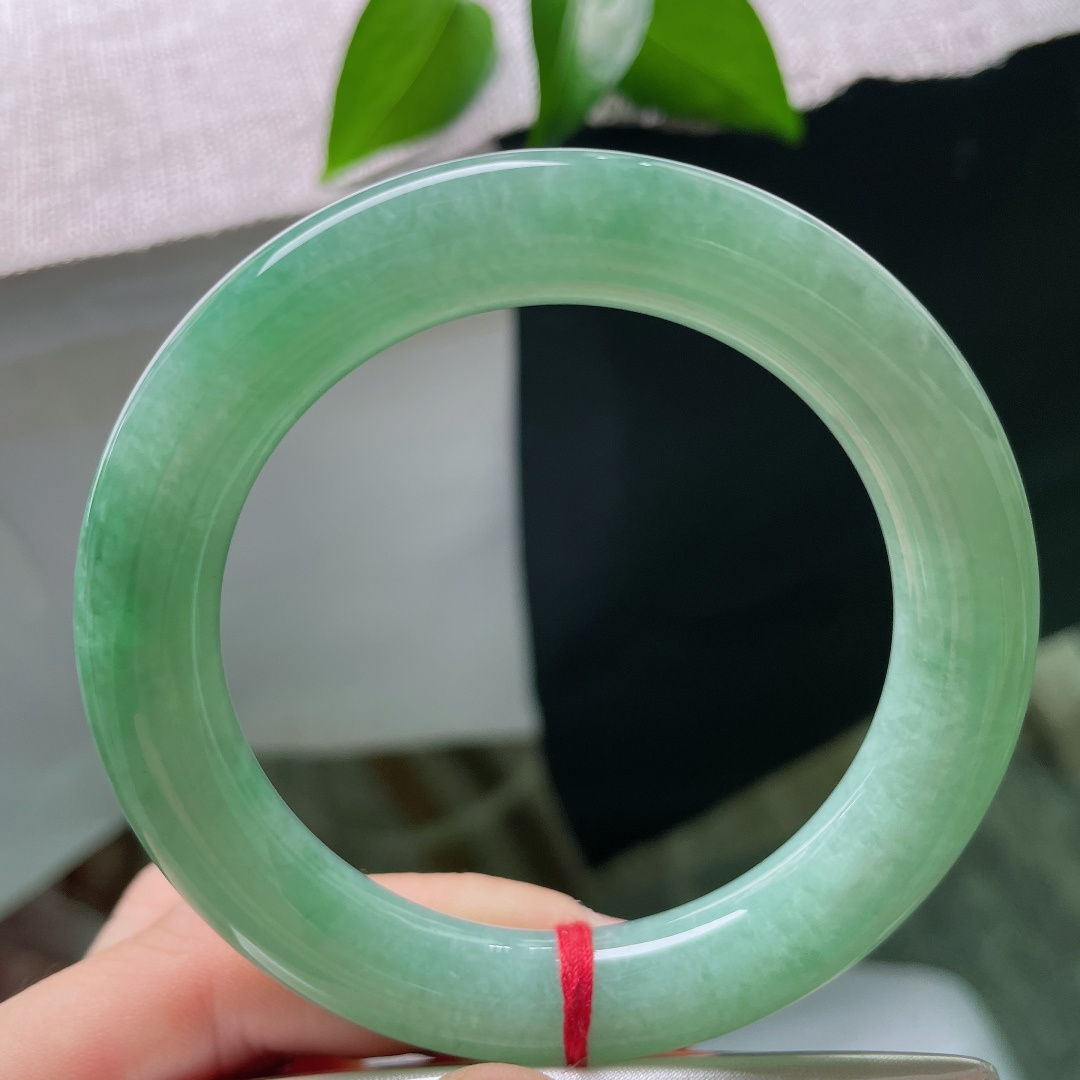 56.8/11.1，满色圆条，无裂，如水湖翠温润莹亮，圆条版型圆润敦实，满圈柔和青绿，沉静雅致耐人回