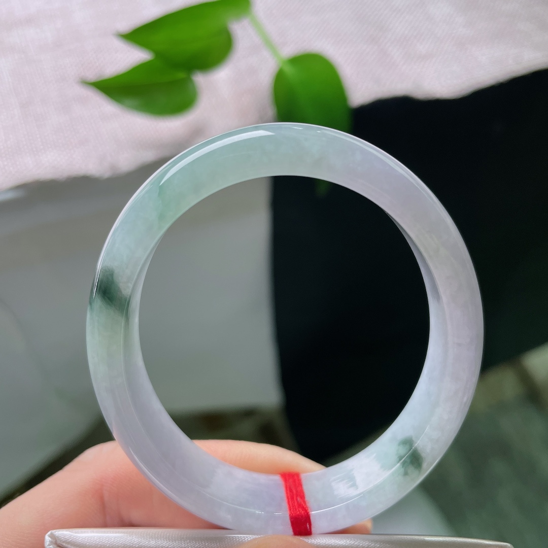 53.4（47.7）12.3/6.4，春彩贵妃，晶体，清透冰底衬写意墨绿飘花，虚实相映，如山水入玉，诗意悠远。ss59551a