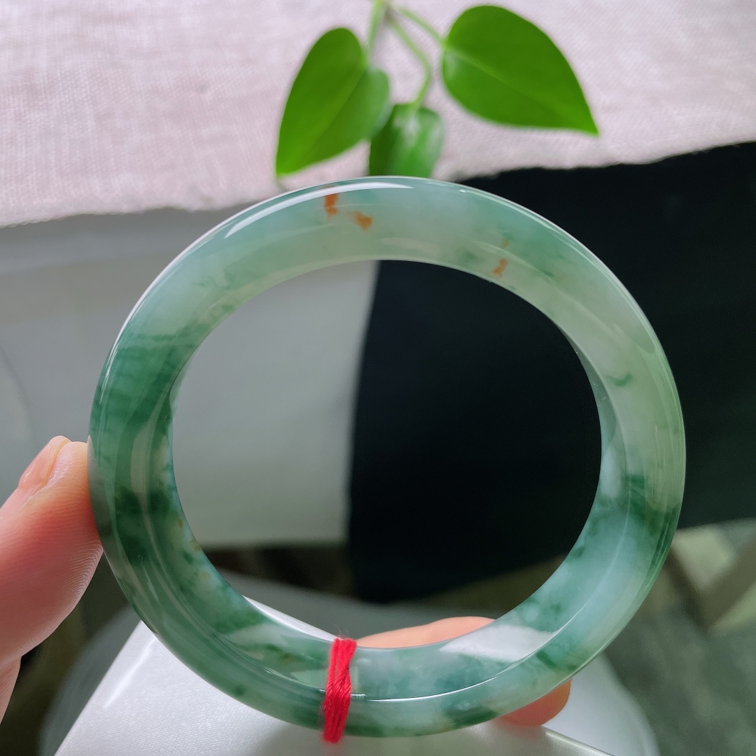 57.5/12.1/9.5，飘花正圈，无裂，飘红翡，玉质温润细腻，灵动的绿花随性分布，清润柔和，沉稳大气。ss59409a