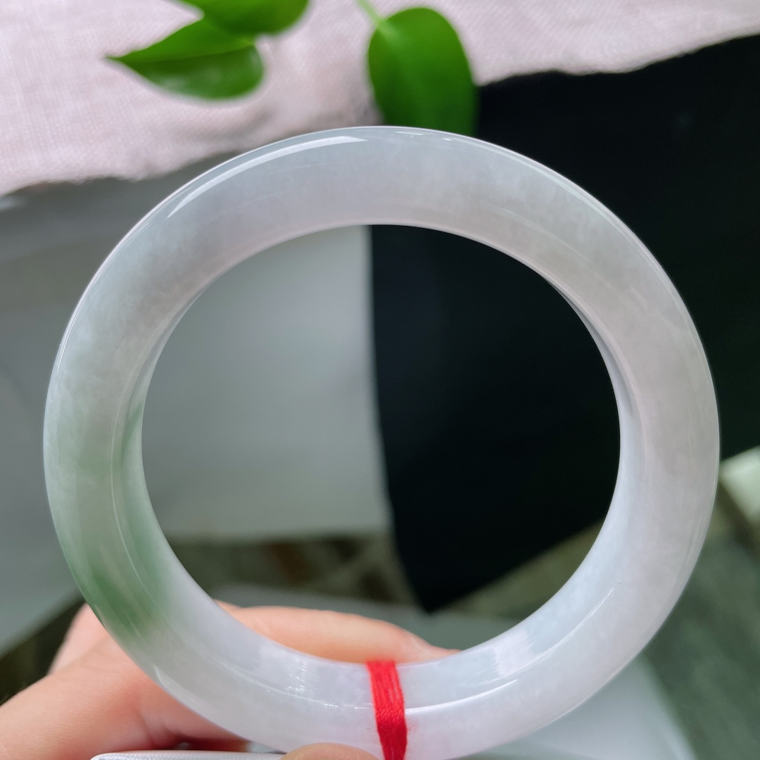 56.7/12.3/9.5，飘绿正圈，棉线，玉质细腻柔和，水头清亮，局部晕开清新翠色，简约平安镯型端庄大方。ss59583a