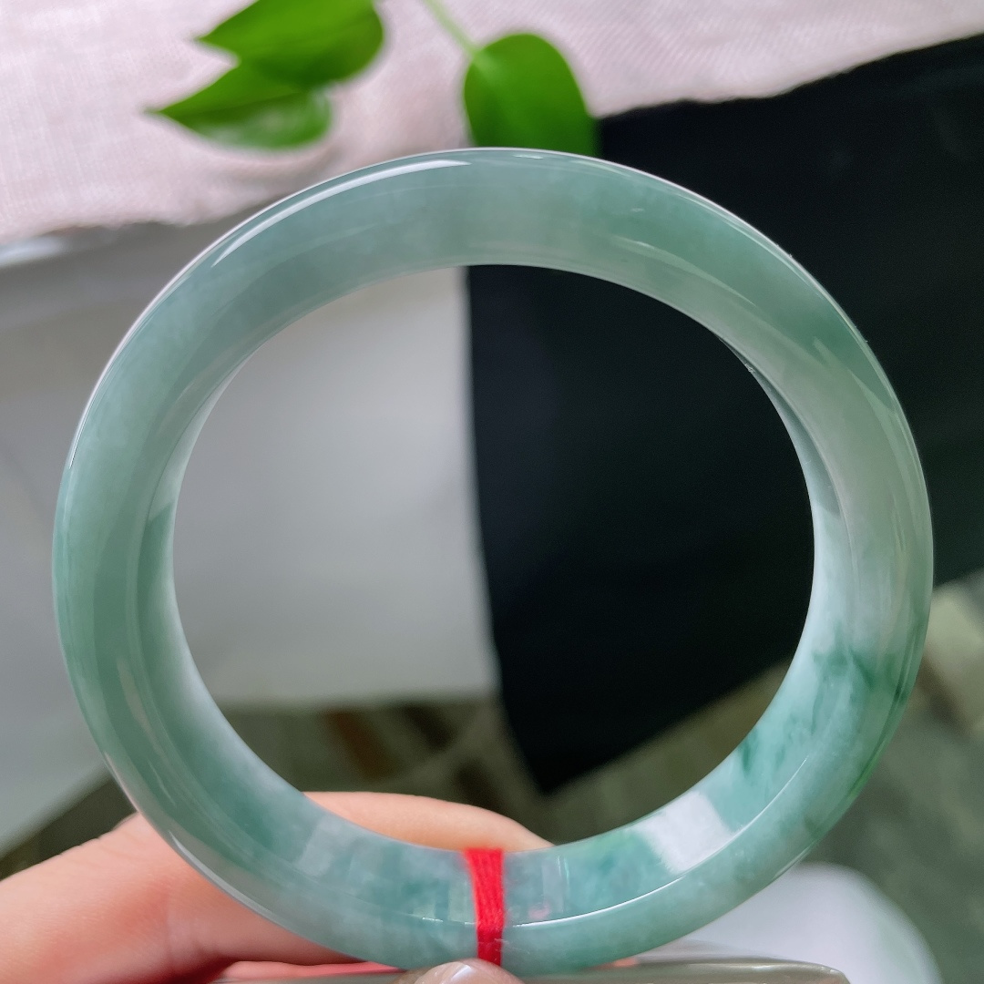58.6/12/8.6，飘花正圈，无裂，柔润细腻有光泽，丝丝缕缕飘花随性舒展，每一道飘花纹路，都是时光写下独有的温柔印记。ss59273a