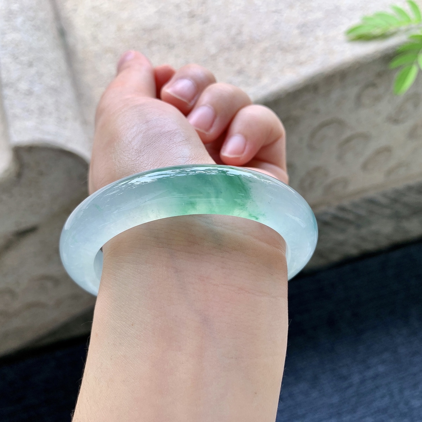 正圈55 56 圈口56/11.6/9.5 编码A3092528 冰种飘绿花，起光，清透，水润，种老，细腻，无裂