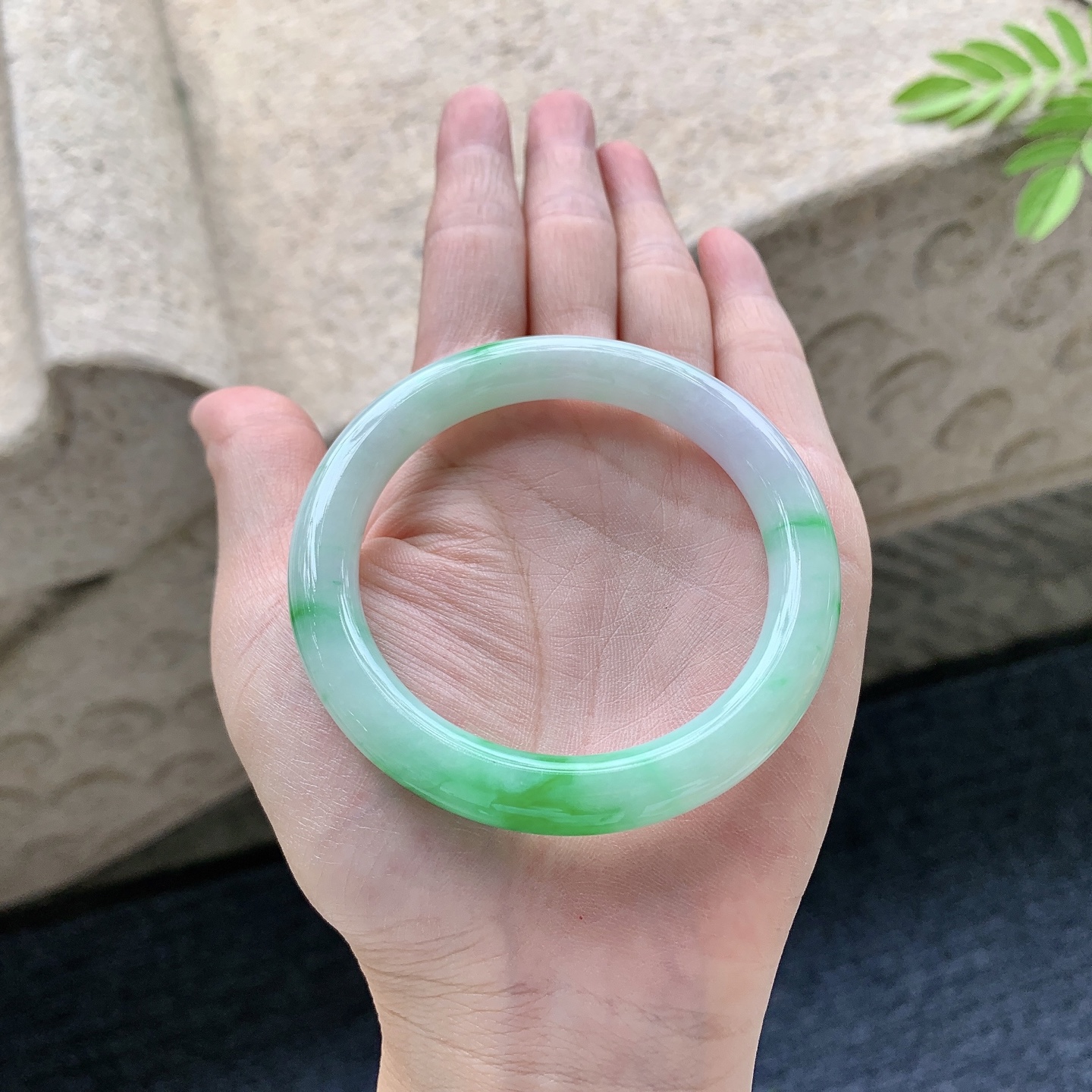 圆条52 53 圈口53/8.6/8.8 编码GL092539 细糯飘阳绿，水润，种老，细腻，打灯有纹线