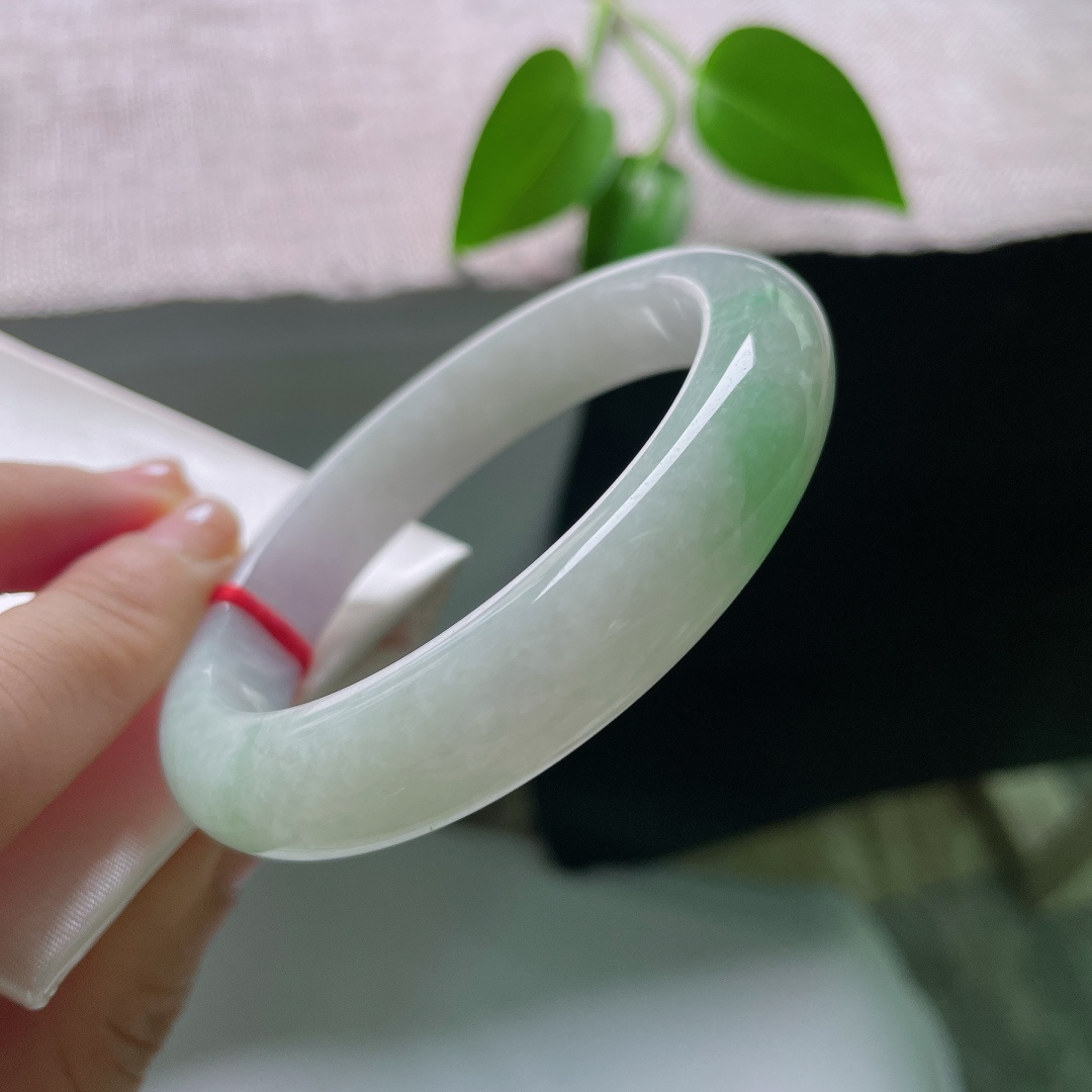 54.8/12.2/9.4，绿底正圈，一点皮纹，白润冰底，一抹清新绿花随性晕染，底色干净，绿花鲜活，简约清新，少女感十足。ss59530a