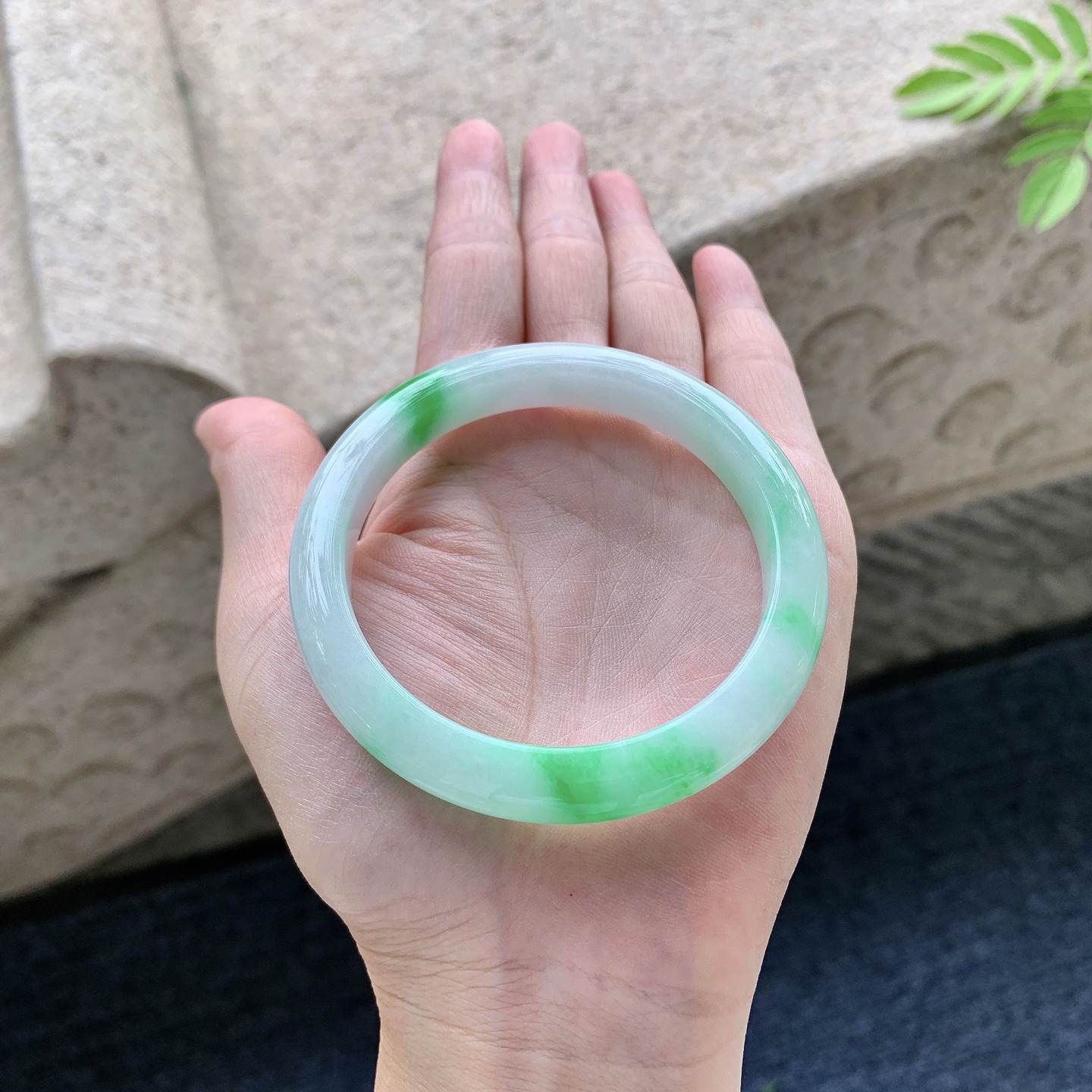 正圈54 55 圈口55.6/9/7.8 编码G9092523 细糯飘阳绿，水润，种老，细腻，有纹线