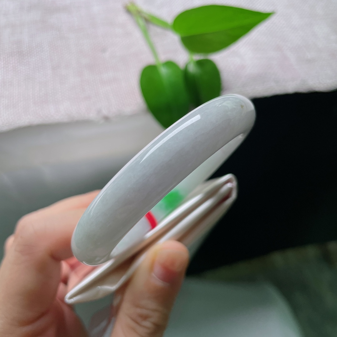 53.8/12/8.3，飘绿正圈，一点皮纹，玉质温润细腻，洁白底色干净素雅，一抹辣绿浓艳明媚，镯型端庄大气。ss59654a