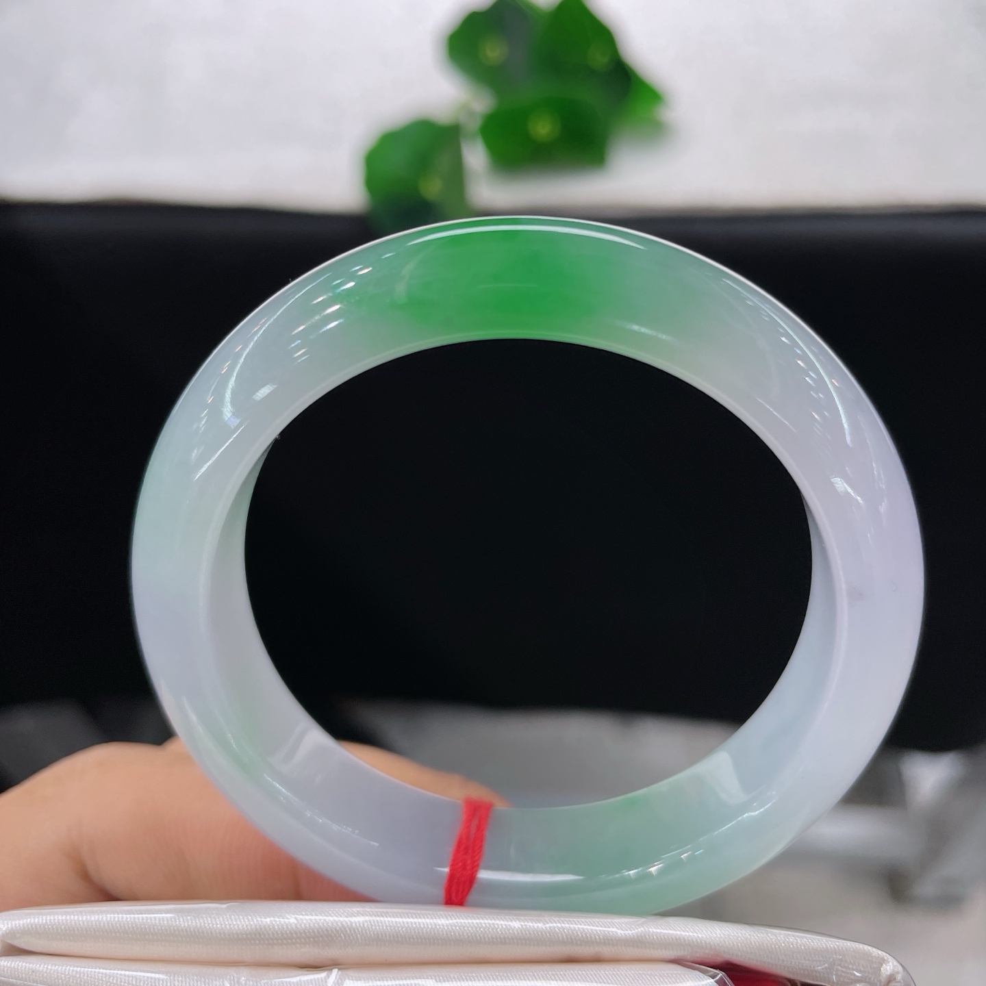 天然翡翠手镯 圈口51.6/12/7.8，冰春彩正圈，51/56可戴，冰紫凝艳翠，双彩惊艳腕间。无裂