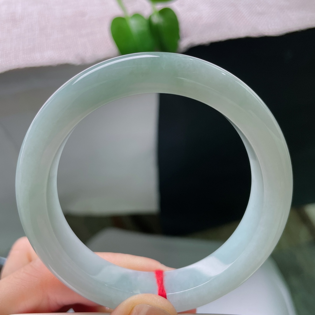 55.8/12.5/9.7，绿底正圈，棉线，玉质干净细腻，水头充足，淡淡的青调，清冷素雅，上手圆润饱满，日常百搭。ss59506a