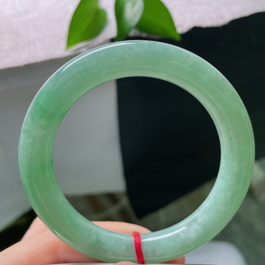 58/10.5，满色圆条，无裂，冰润湖绿，一汪清翠凝于腕间，镯身饱满浑厚，自带温婉古典气韵。ss59249a