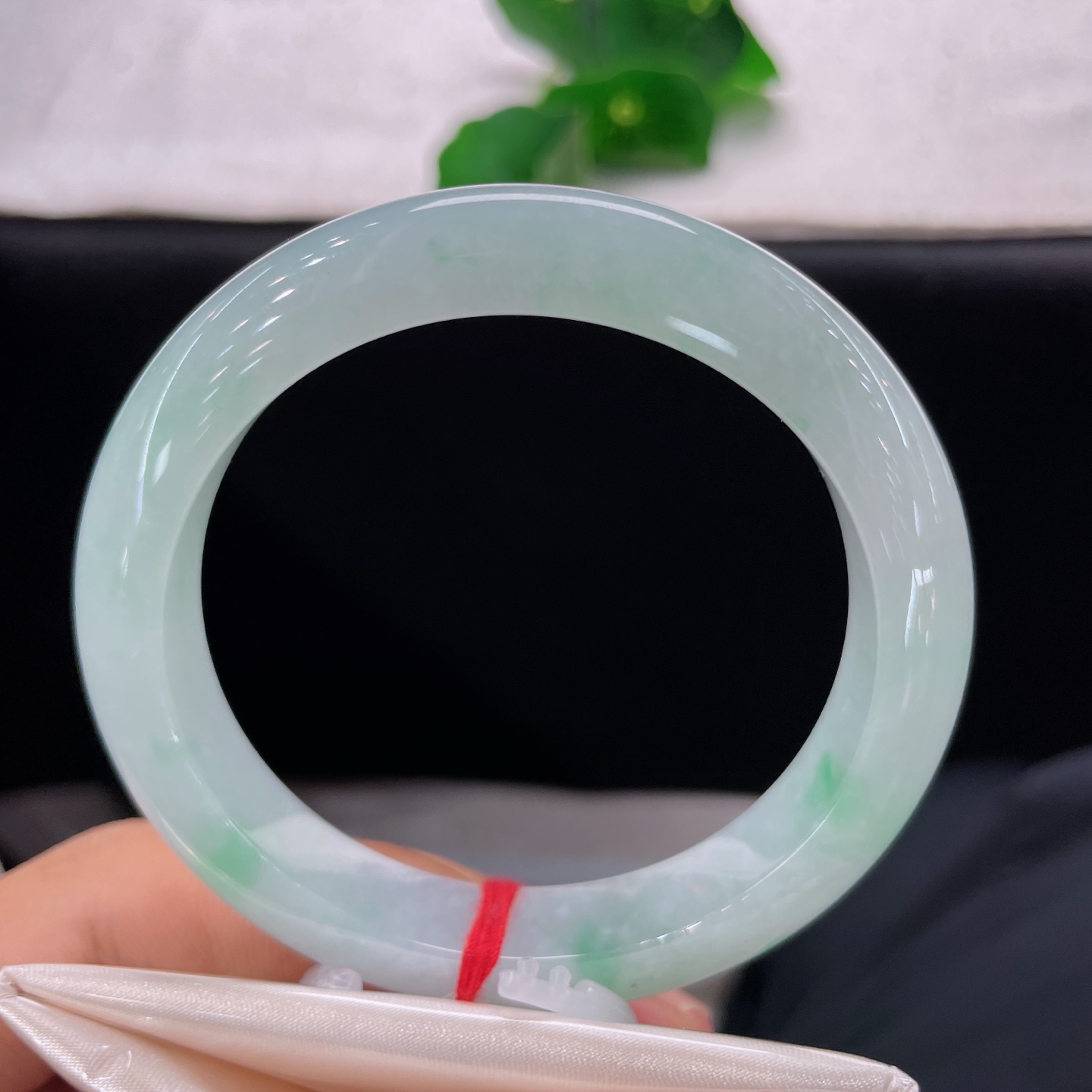 天然翡翠手镯 圈口56.2/10.2/9.8，白底青正圈，浅底飘柔绿，清润一身雅。无裂。