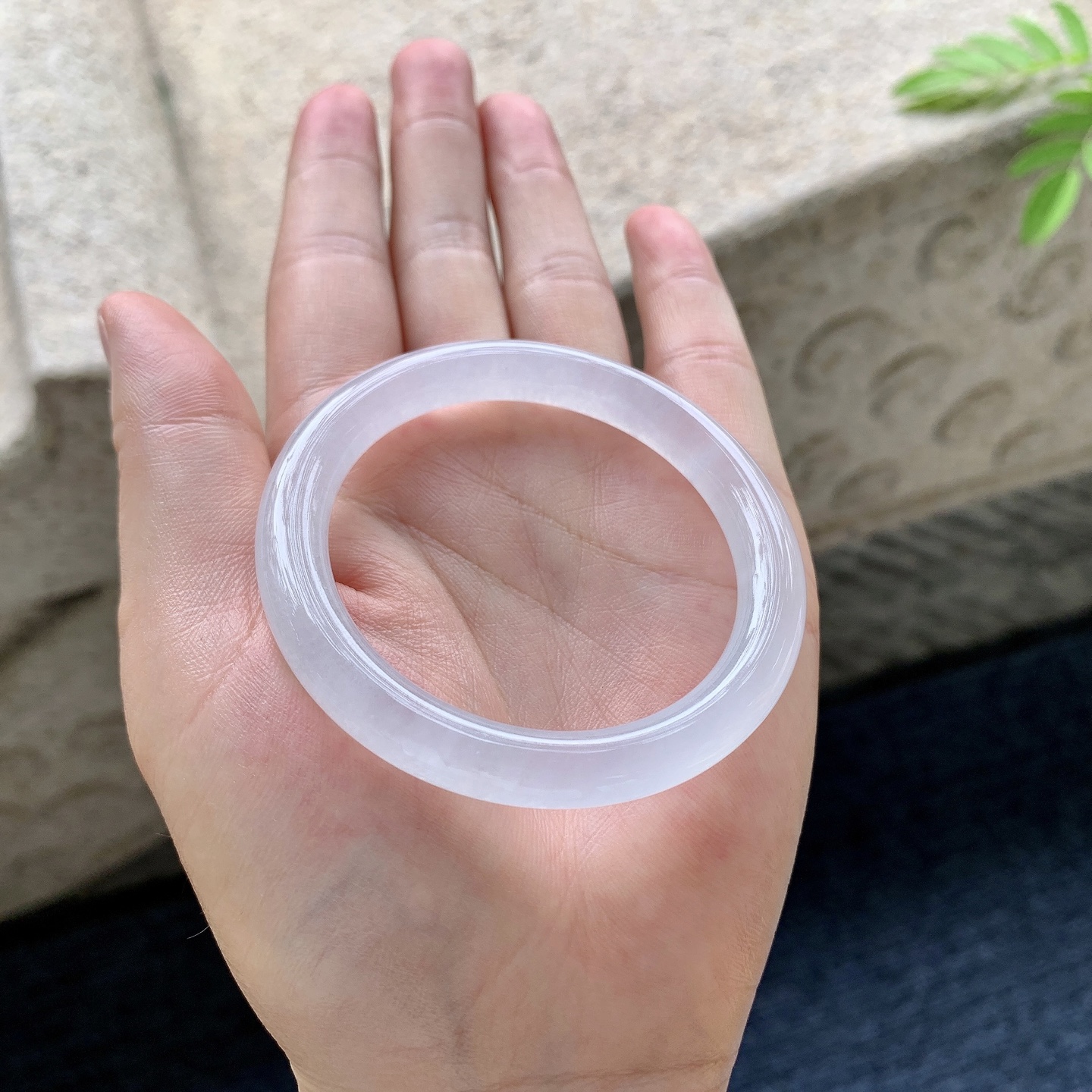 圆条48 49 圈口49/7.8/7.8 编码G9092520 冰种，清透，水润，种老，细腻，有纹线