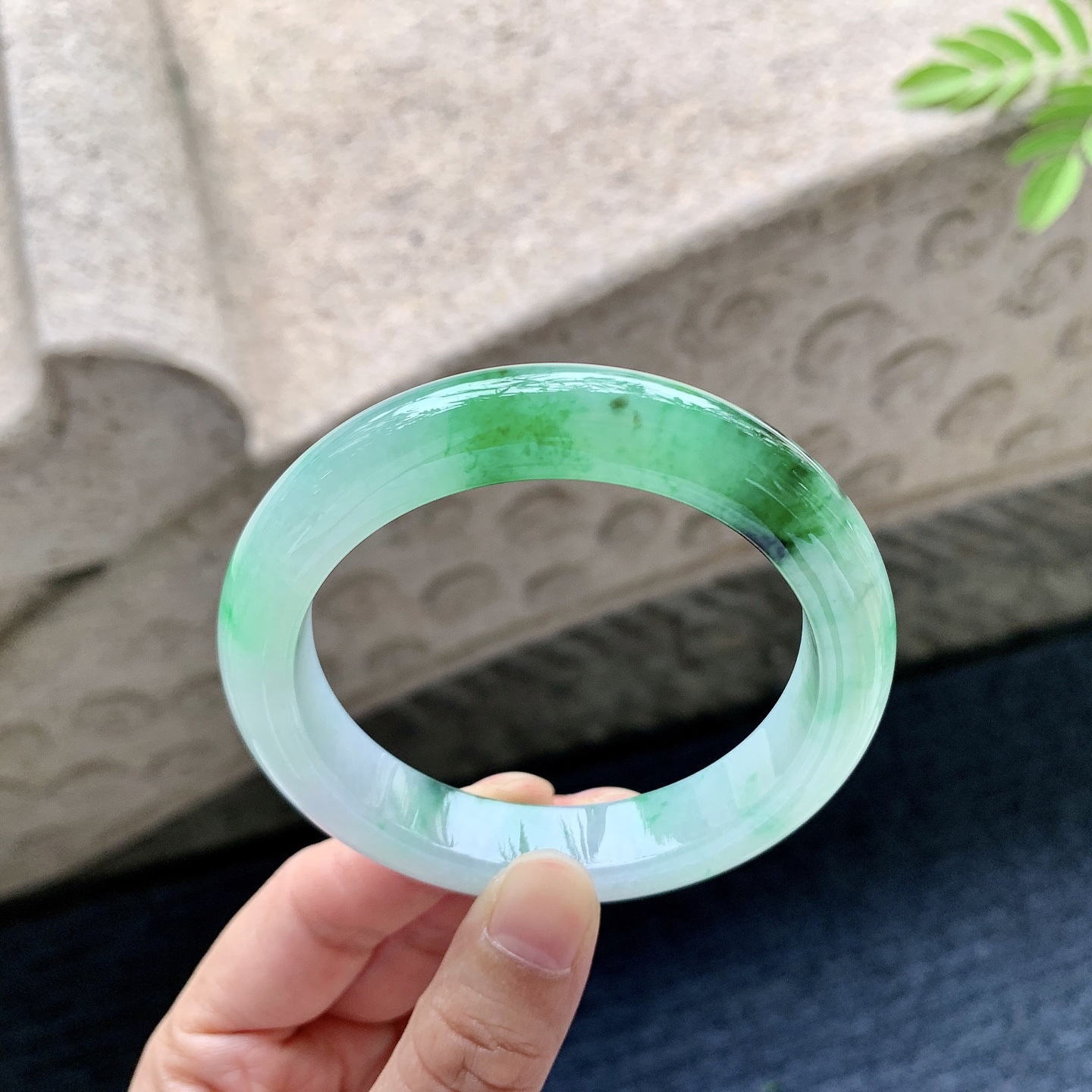 正圈55 56 圈口56.4/11.6/9 编码W6092517 冰糯飘辣绿，水润，种老，细腻，打灯有纹线