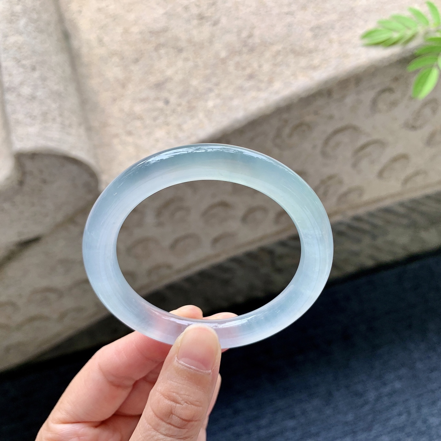 圆条51 52 圈口52.3/8.8/8.8 编码A3092527 冰种晴底，起荧光，清透，水润，种老，细腻，无裂