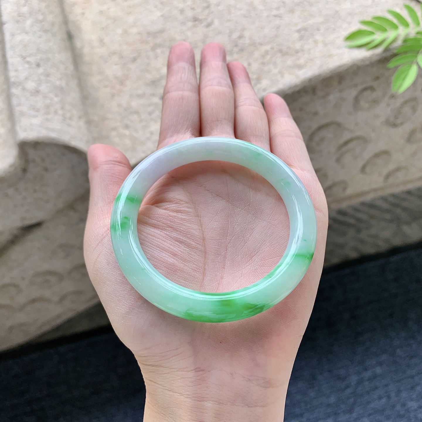 圆条52 53 圈口53/8.6/8.8 编码GL092539 细糯飘阳绿，水润，种老，细腻，打灯有
