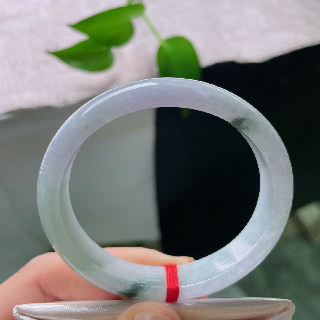 53.4（47.7）12.3/6.4，春彩贵妃，晶体，清透冰底衬写意墨绿飘花，虚实相映，如山水入玉，