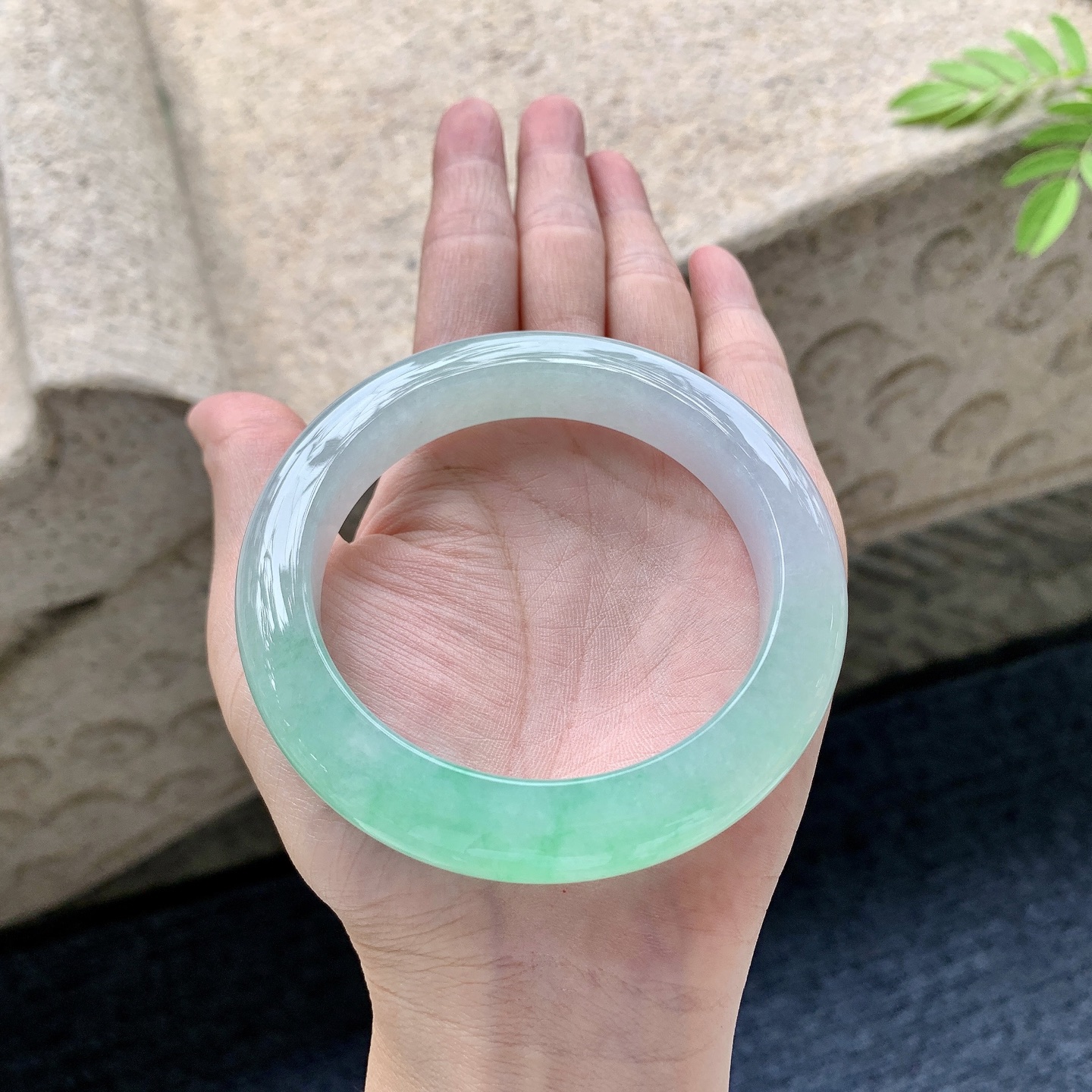 正圈58 59 圈口59.1/12.2/10.2 编码A3092531 冰糯阳绿，水润，种老，细腻，打灯有棉线