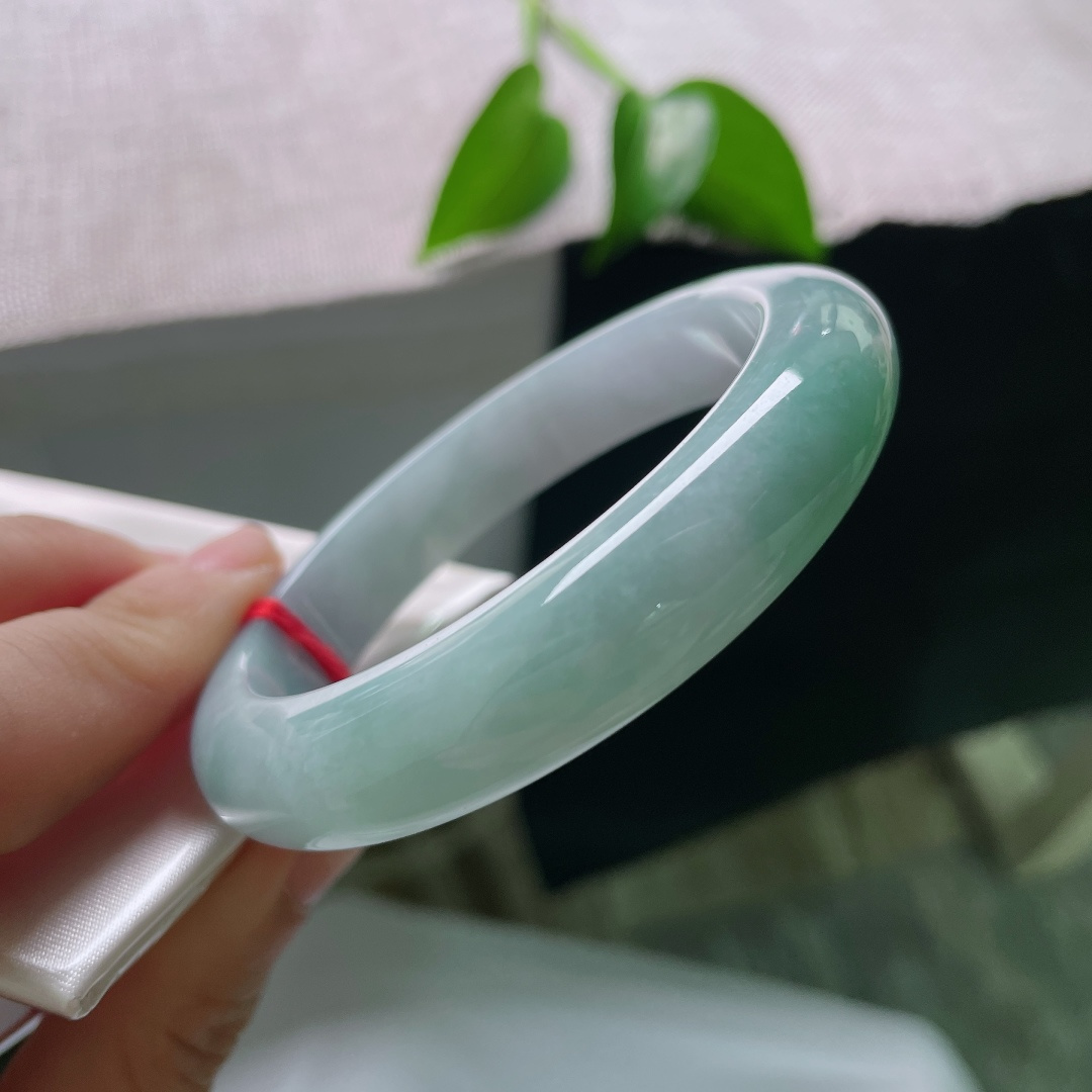 55.4/12/8.5，蓝底正圈，一点皮纹，晴调如水澄澈干净，玉质细腻泛柔光，素镯无言，藏尽温婉恬淡的诗意风骨。ss59276a