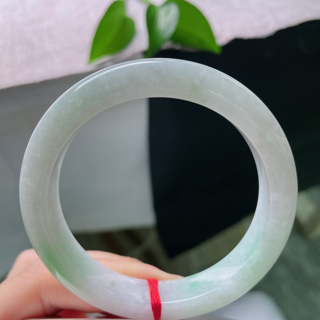 54.8/11.5/8.9，飘绿正圈，一点棉线，冰润白底，零星翠色静静晕开，玉质细腻柔和，上手清清爽爽，自带温婉灵气。ss59549a