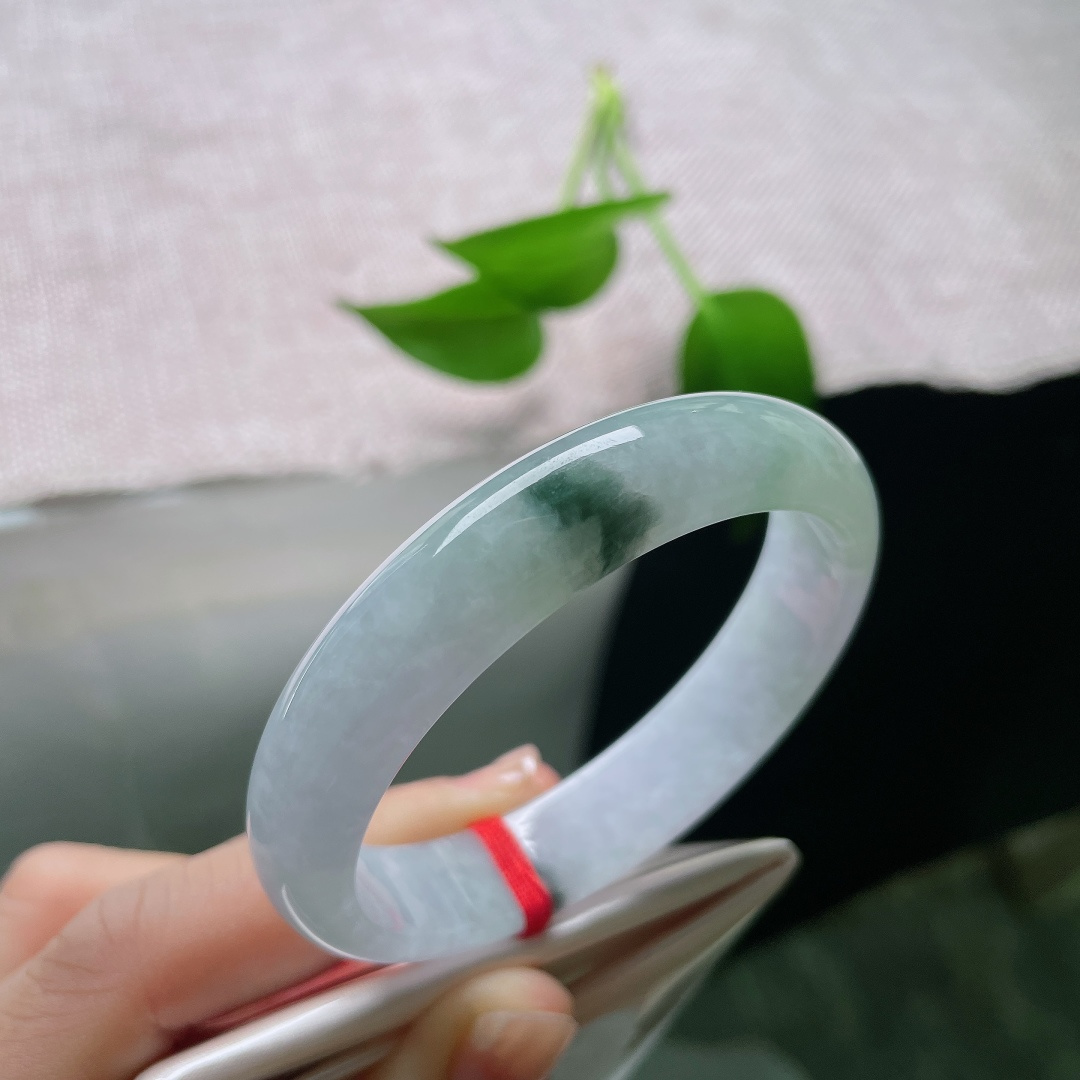 53.4（47.7）12.3/6.4，春彩贵妃，晶体，清透冰底衬写意墨绿飘花，虚实相映，如山水入玉，诗意悠远。ss59551a