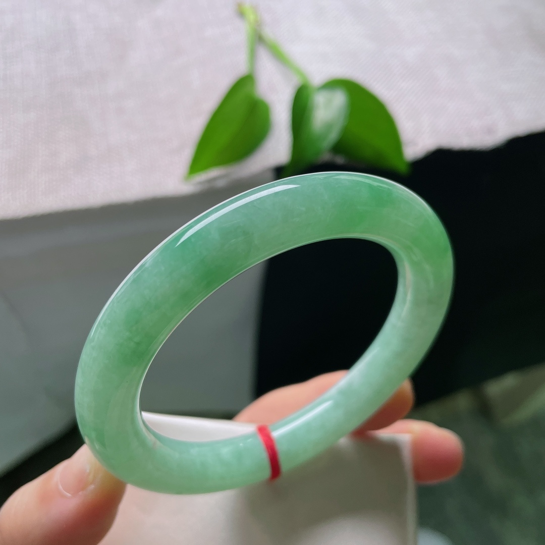 58/10.5，满色圆条，无裂，冰润湖绿，一汪清翠凝于腕间，镯身饱满浑厚，自带温婉古典气韵。ss59249a