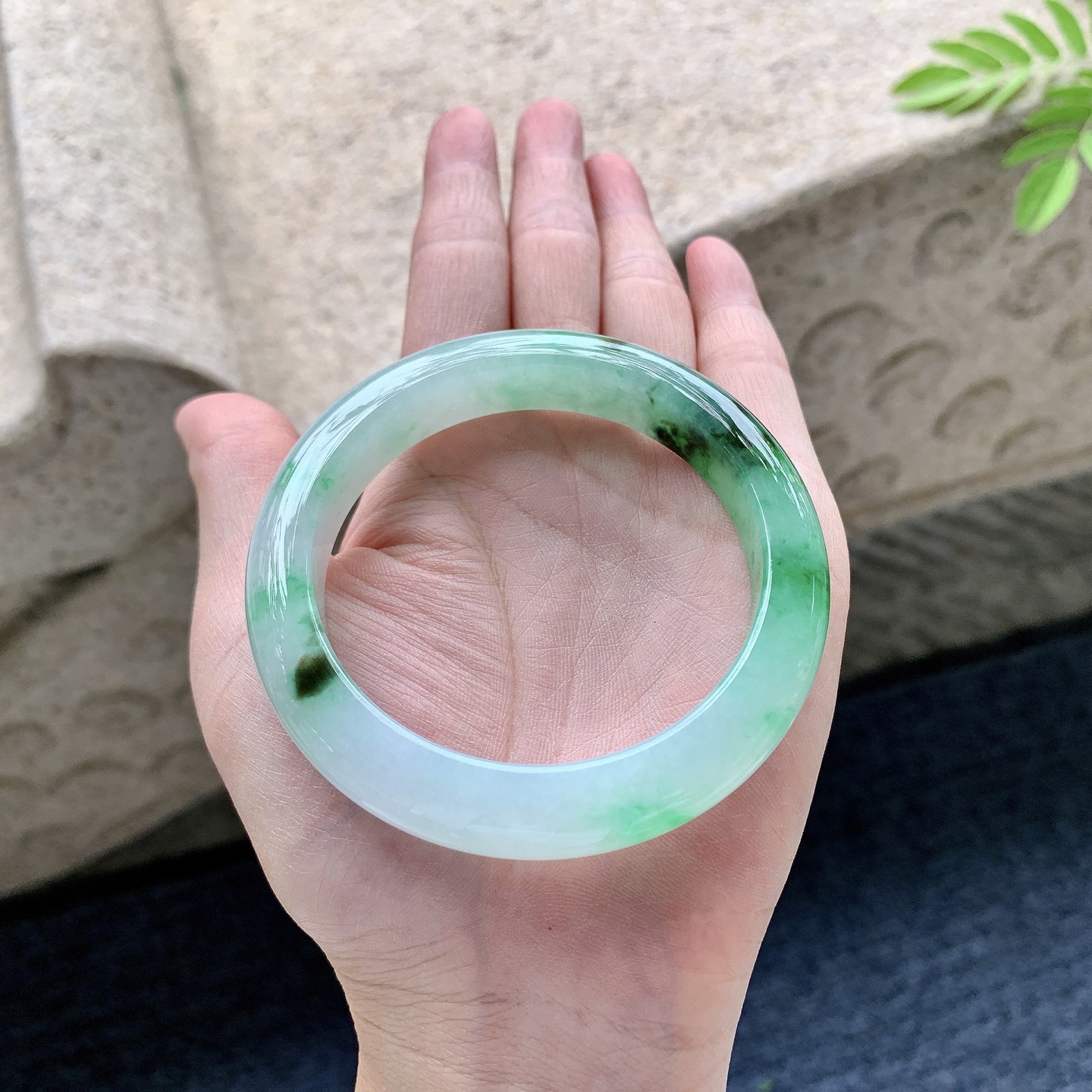 正圈55 56 圈口56.4/11.6/9 编码W6092517 冰糯飘辣绿，水润，种老，细腻，打灯有纹线