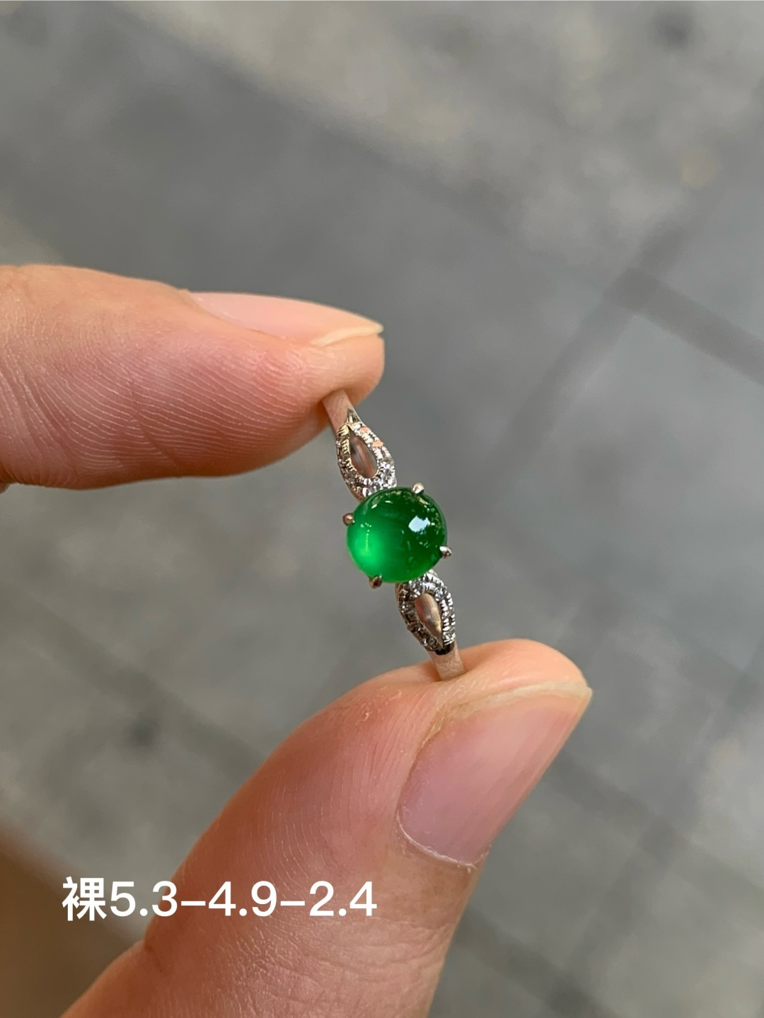 ️阳绿蛋面戒指，无裂 18k金镶嵌，5.3-4.9-2.4