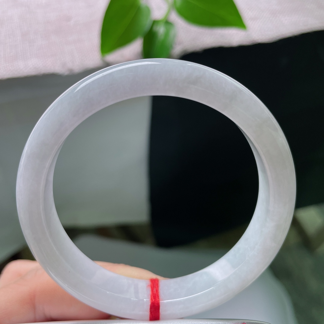 57/11.8/8.0，白月光正圈，棉线，底色素净柔和，玉质细腻温润，简约圆满镯型，尽显温婉雅致东方