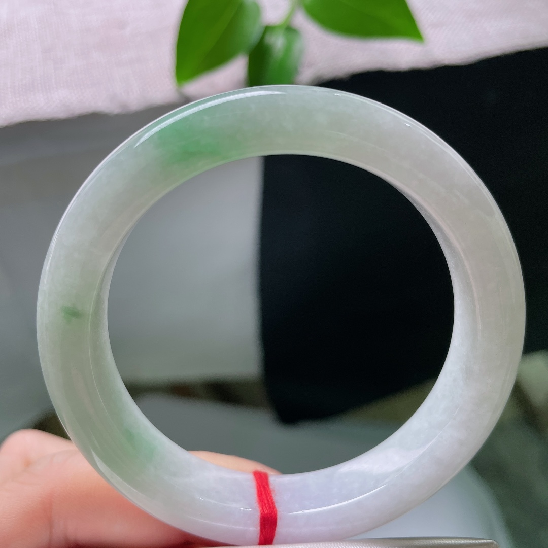 54.8/12.2/9.4，绿底正圈，一点皮纹，白润冰底，一抹清新绿花随性晕染，底色干净，绿花鲜活，简约清新，少女感十足。ss59530a