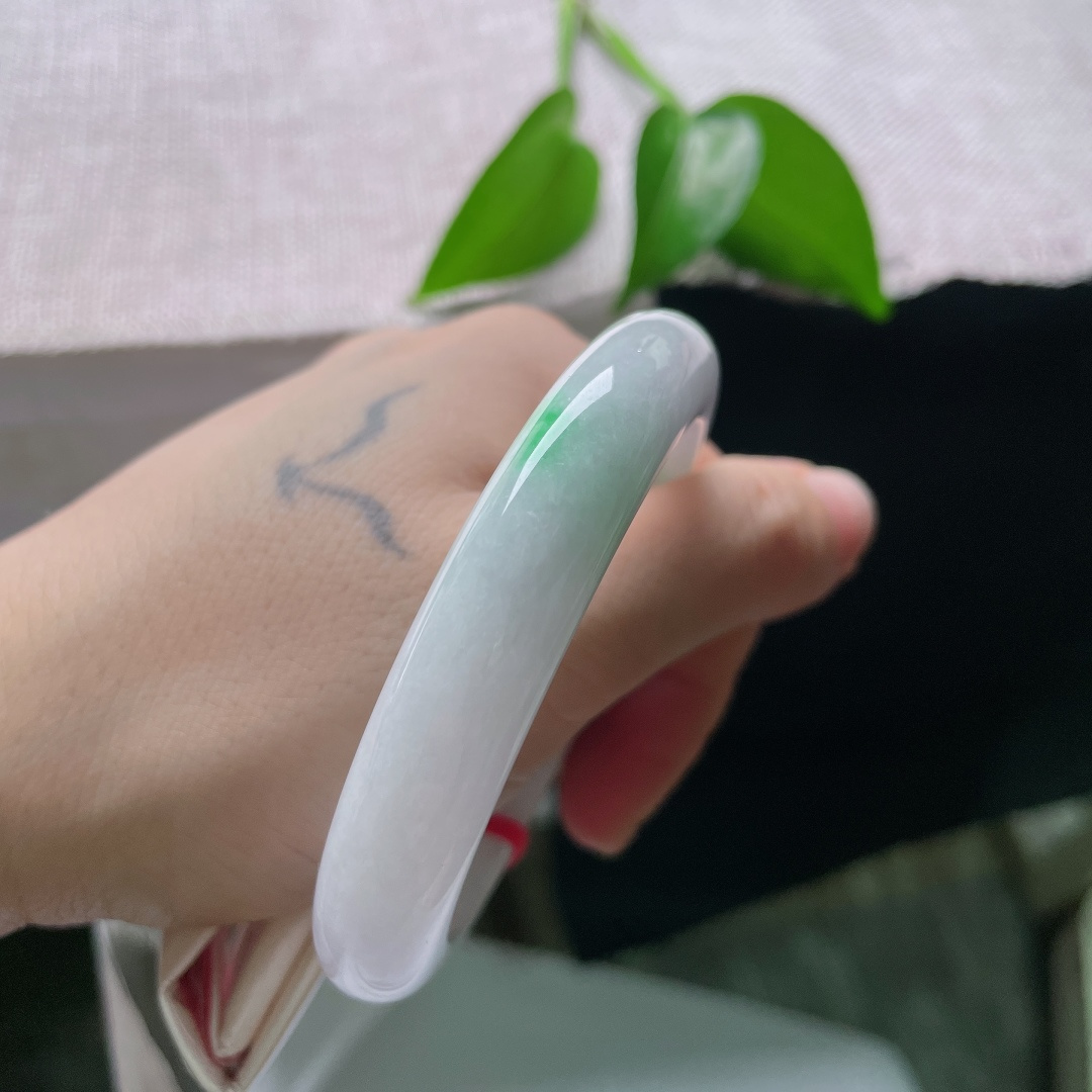 55.8/11.6/9.1，飘绿正圈，一点皮纹，白润底带着一抹翠绿，温润柔和，典雅别致，自带朦胧梦幻氛围感。ss59652a