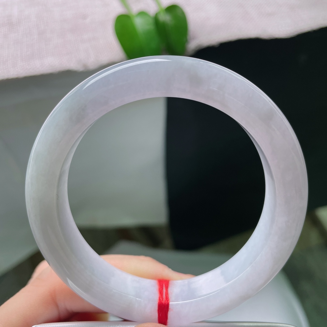 56.6/12.5/9.5，白月光正圈，棉线，柔和瓷白质感，种质温润细腻，线条流畅规整，腕间流露恬静