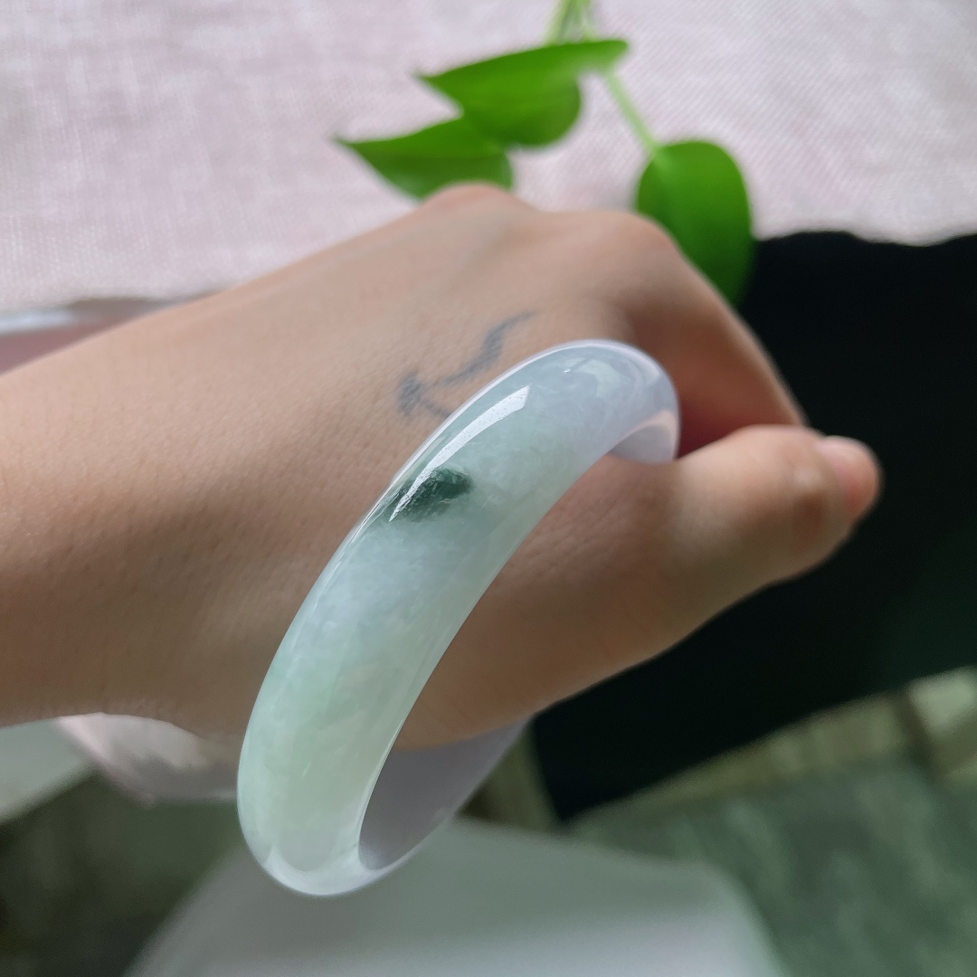 53.4（47.7）12.3/6.4，春彩贵妃，晶体，清透冰底衬写意墨绿飘花，虚实相映，如山水入玉，诗意悠远。ss59551a