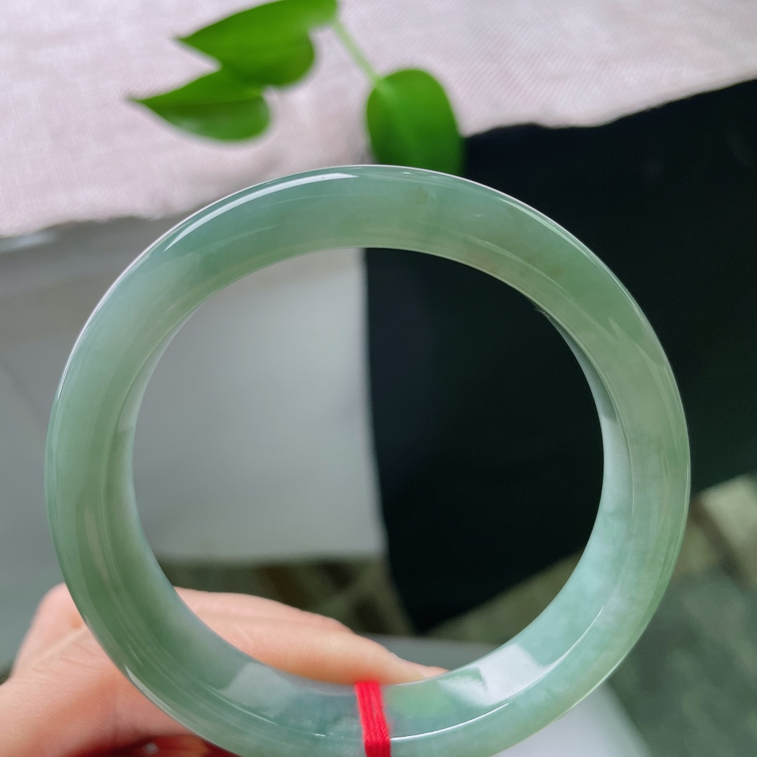 57/12.1/8.0，油青正圈，无裂，玉质通透细腻，清冽青调温润柔和，内敛雅致自带沉静气韵。ss59621a