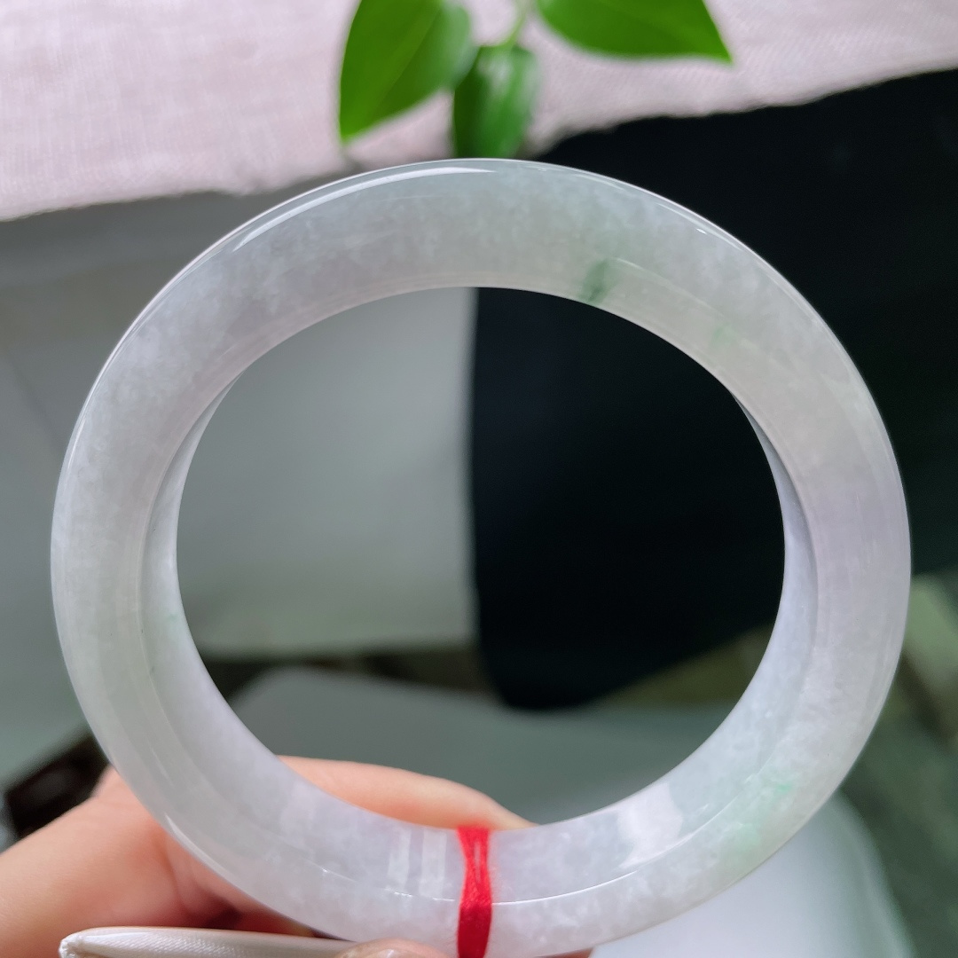 58.5/12.9/9.7，飘花正圈，无裂，玉底清透柔和，丝丝浅花点缀，淡淡的紫调温润雅致，上手温婉显白，素雅耐看。ss59540a