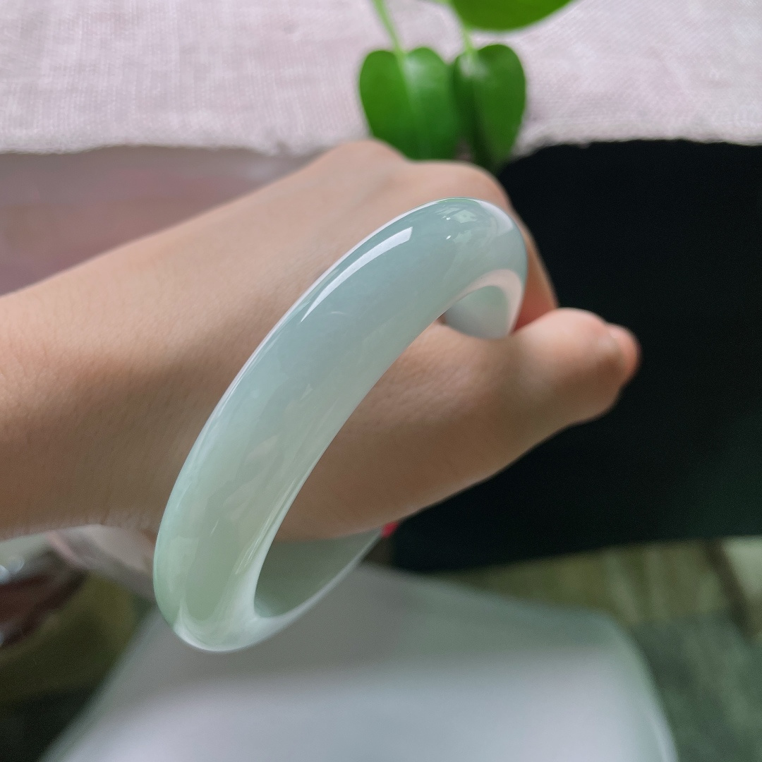 55.8/12.5/9.7，绿底正圈，棉线，玉质干净细腻，水头充足，淡淡的青调，清冷素雅，上手圆润饱满，日常百搭。ss59506a