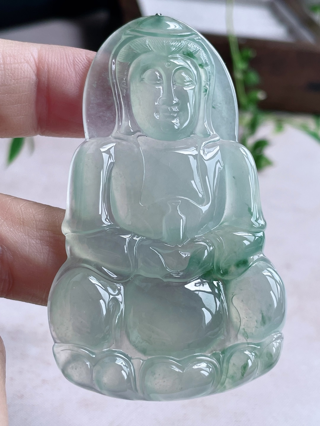 【裸石】冰种飘花正装观音大观音吊坠 【说明】缅甸 无裂 性比高 厚装起胶 【尺寸】69.2-42.8-6.5 【重量】33克