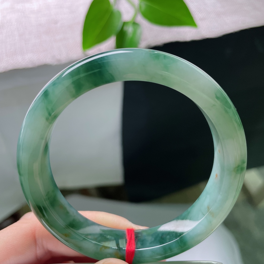 57.5/12.1/9.5，飘花正圈，无裂，飘红翡，玉质温润细腻，灵动的绿花随性分布，清润柔和，沉稳