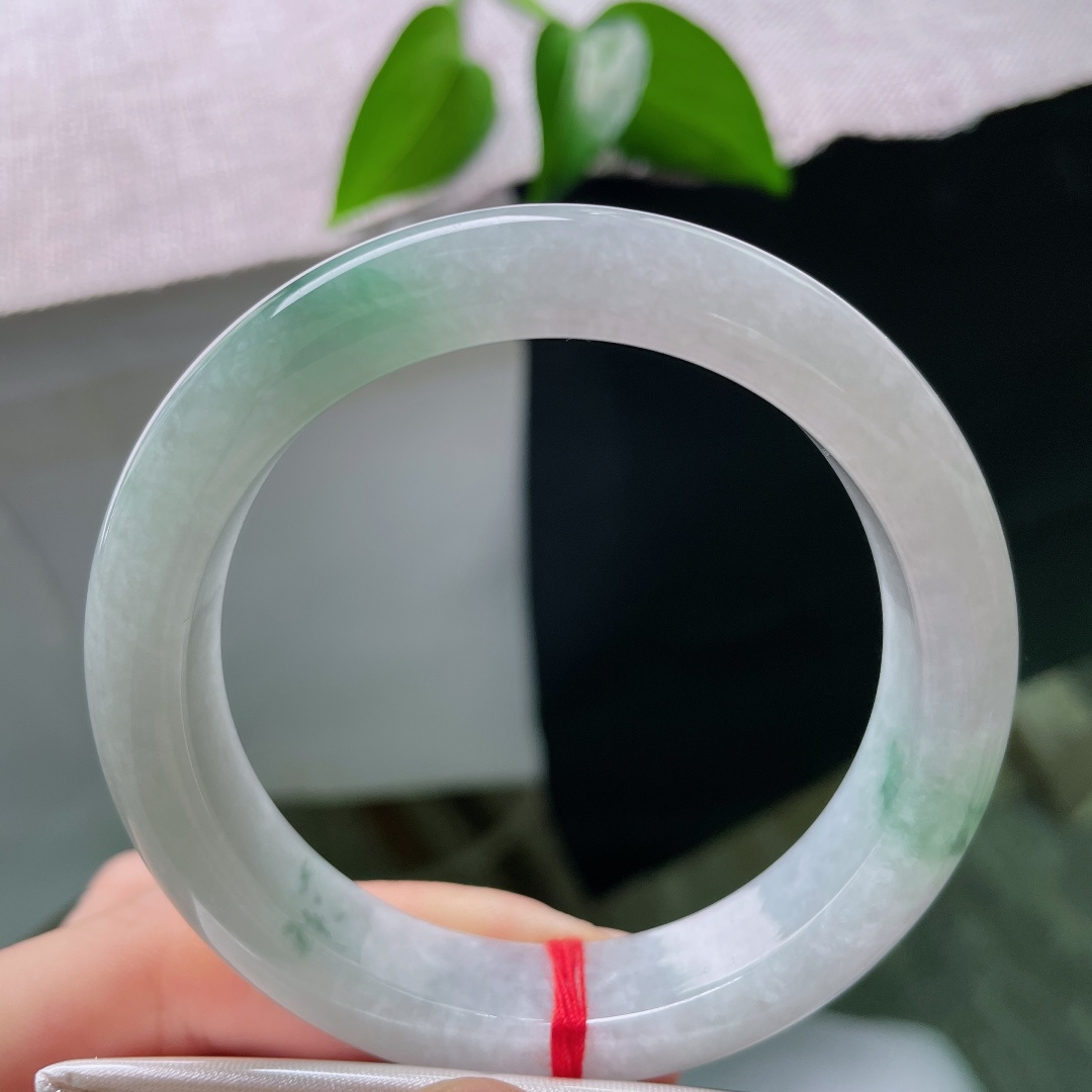 56/12.6/9.3，飘花正圈，晶体纹，晶体纹，浅春底衬着墨绿飘花，种水通透，光泽温润，不张扬的美