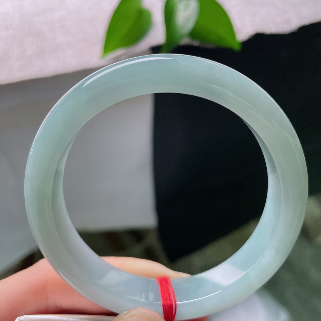 56.6/12.3/8.1，蓝底正圈，晶体，如水晴光凝于玉璧，冰底细腻匀净，经典正圈版型，恬淡沉静自