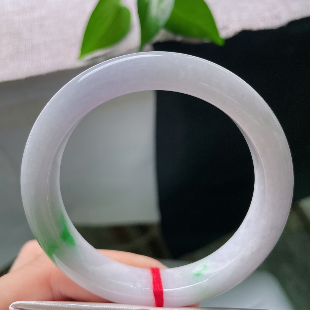 55.8/11.6/9.1，飘绿正圈，一点皮纹，白润底带着一抹翠绿，温润柔和，典雅别致，自带朦胧梦幻氛围感。ss59652a