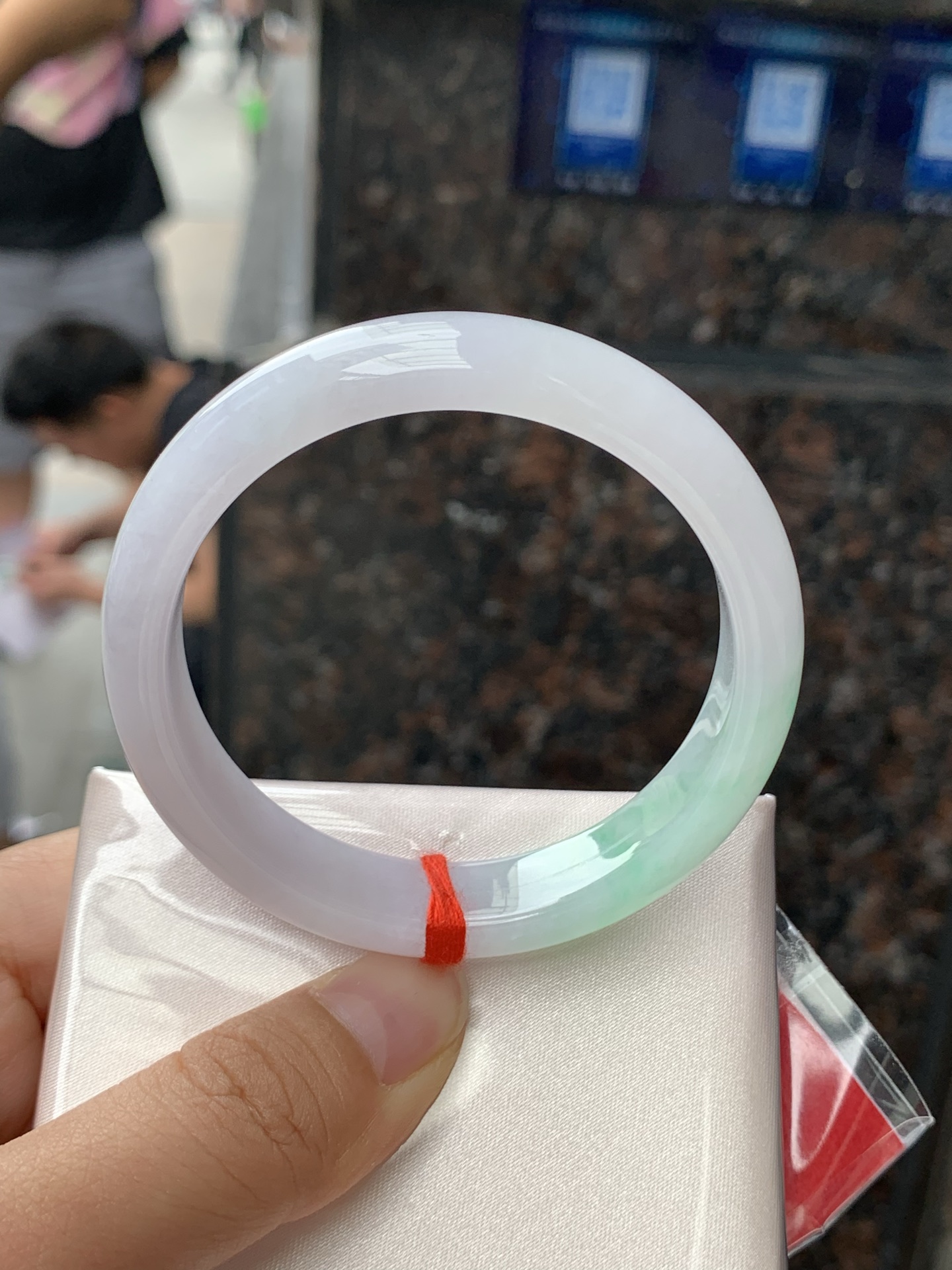 淡春彩正圈，52-11.9-7.3，0422-4A98，无裂，底妆水润，淡淡粉底色和阳绿花搭配，如春天的繁华。在岁月的长河流转中绽放着独特的魅力，气质温婉而迷人。