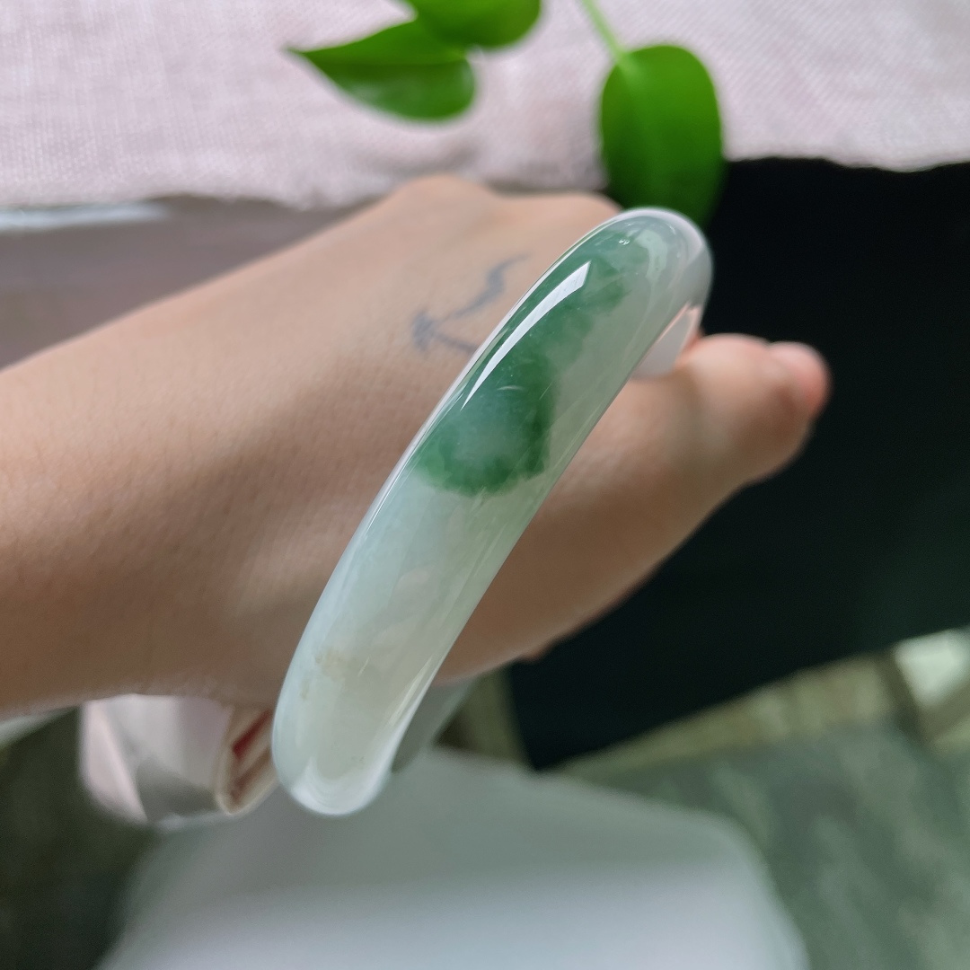 57/11.7/8.3，飘花正圈，小碎纹，玉质细腻胶润，花色错落舒展，绿韵衬花，花映绿底，动静相宜，上手沉稳又富有灵气。ss59616a