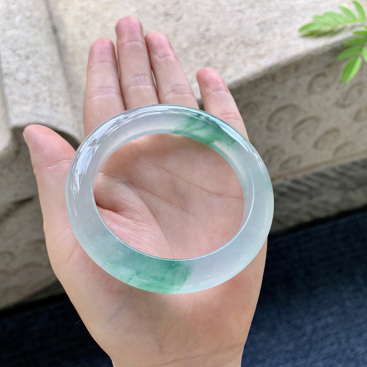 正圈55 56 圈口56/11.6/9.5 编码A3092528 冰种飘绿花，起光，清透，水润，种老，细腻，无裂