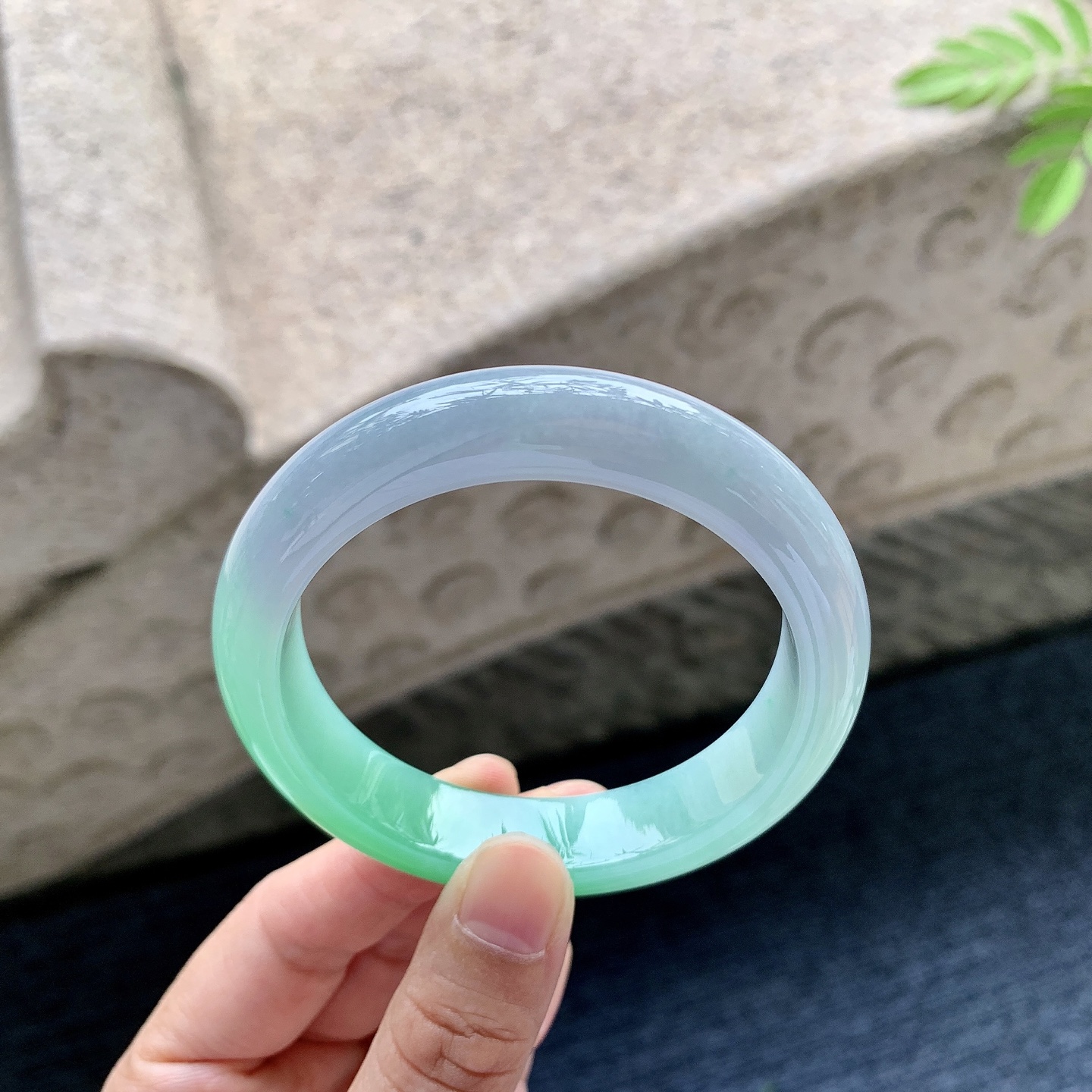 正圈53 54 圈口54.7/12.3/8.4 编码A6092508 冰糯春彩，阳绿，水润，种老，细腻，无裂