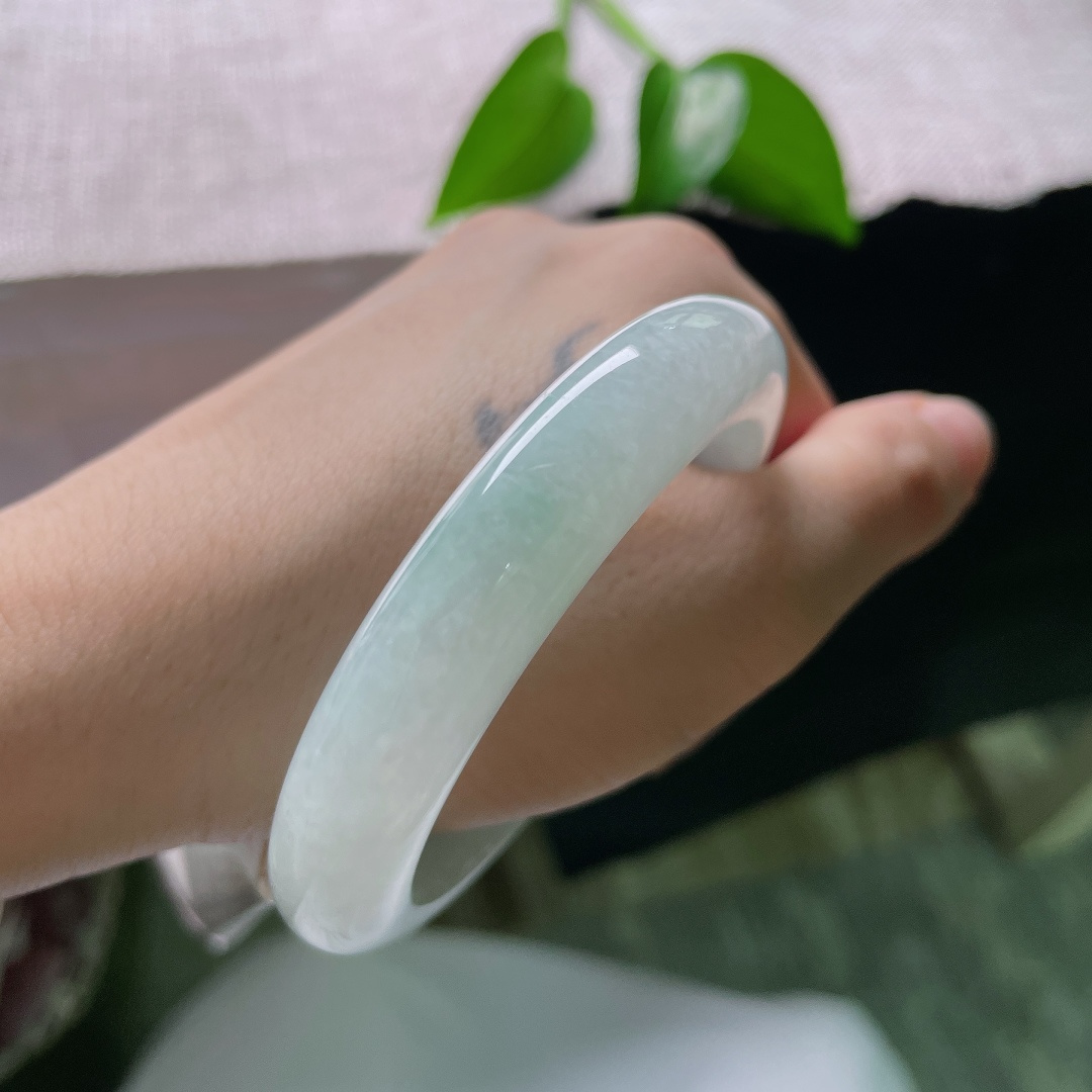 55/11.8/9.3，飘花正圈，内纹，3号底色清雅，一丝飘花随性散落，糯冰质地，触感顺滑，是自带江南诗意的镯子。ss59539a
